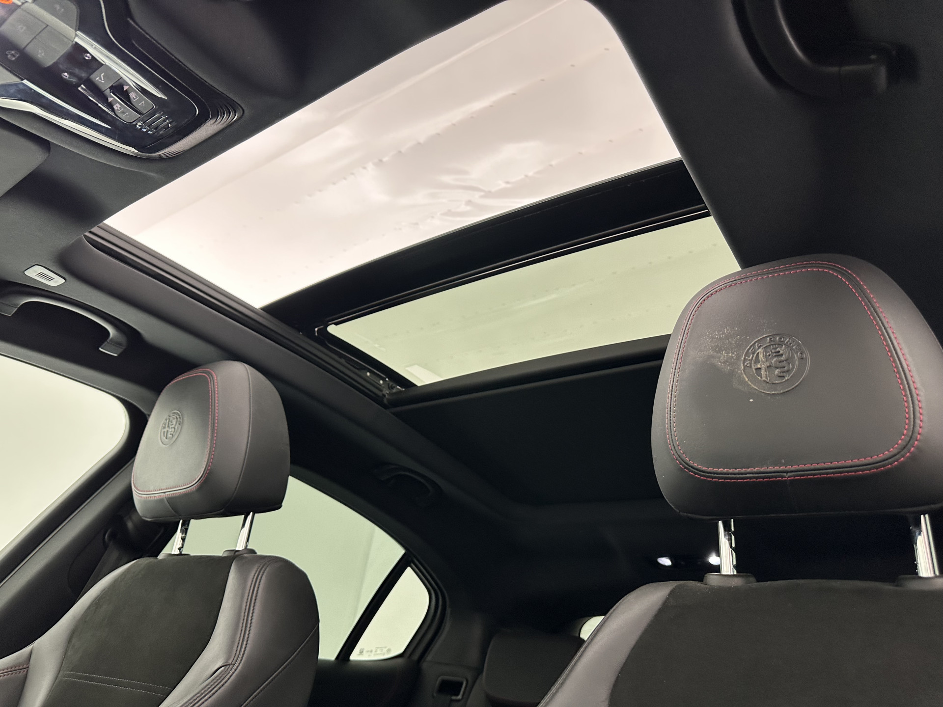 Alfa Romeo Stelvio 2.9 V6 AWD Quadrifoglio (INCL-BTW) Aut. *PANO | LEATHER-ALCANTARA | XENON | ADAPTIVE-CRUISE | BLIND-SPOT | HARMAN/KARDON | MEMORY-PACK | HEATED-SPORTSEATS | DAB+ | KEYLESS | CARPLAY | NAVI-FULLMAP | CARBON-INLAY |..