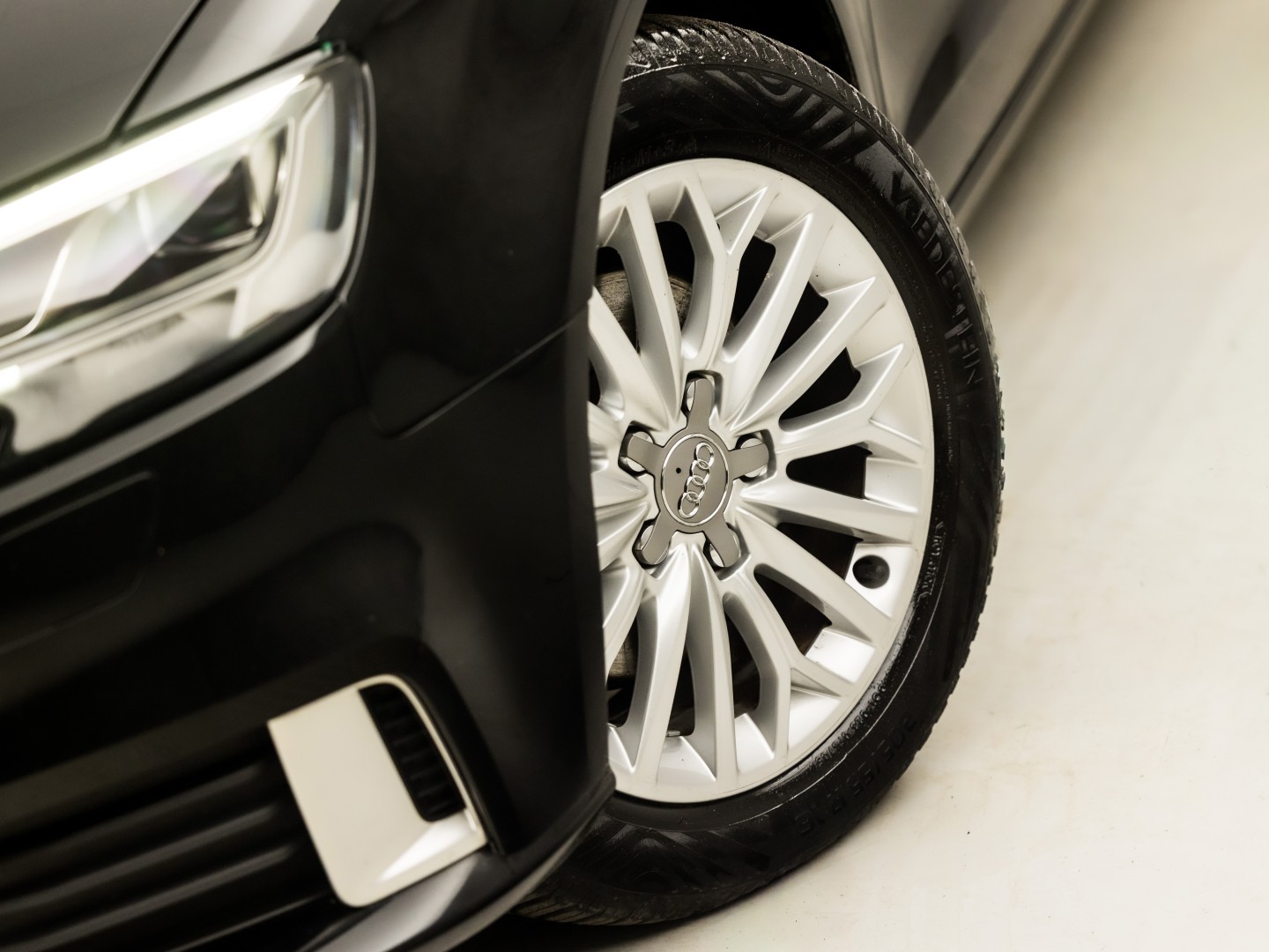 Audi A3 Sportback 1.0 TFSI Sport (APPLE CARPLAY, GROOT NAVI, CLIMATE, DYNAMISCHE KNIPPERLICHTEN, SPORTSTOELEN, CRUISE, PARKEERSENSOREN, NIEUWE APK, NIEUWSTAAT)