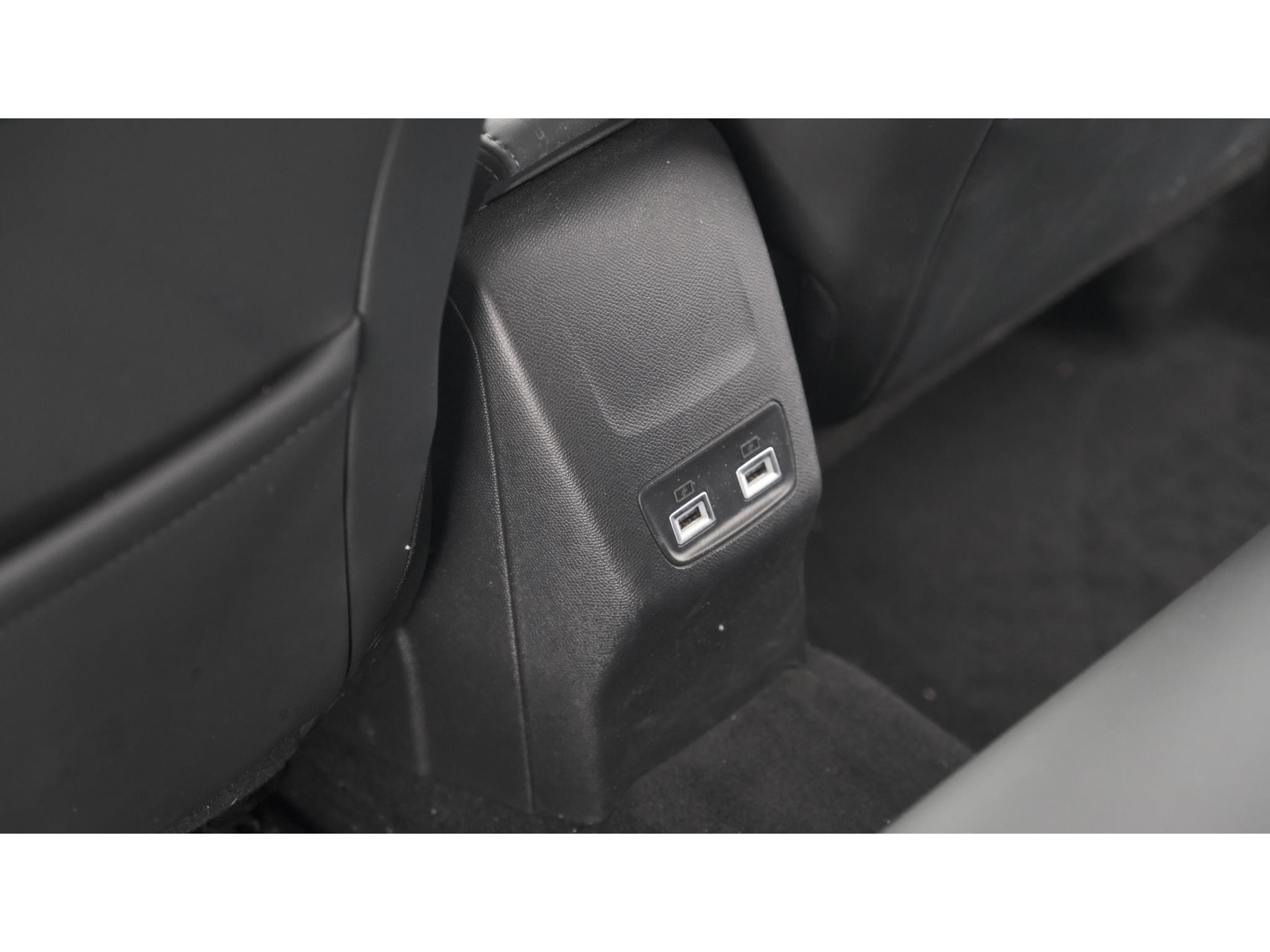 Peugeot 208 PureTech 100 EAT8 Allure | Parkeersensoren | Stoelverwarming | Apple Carplay | Climate Control