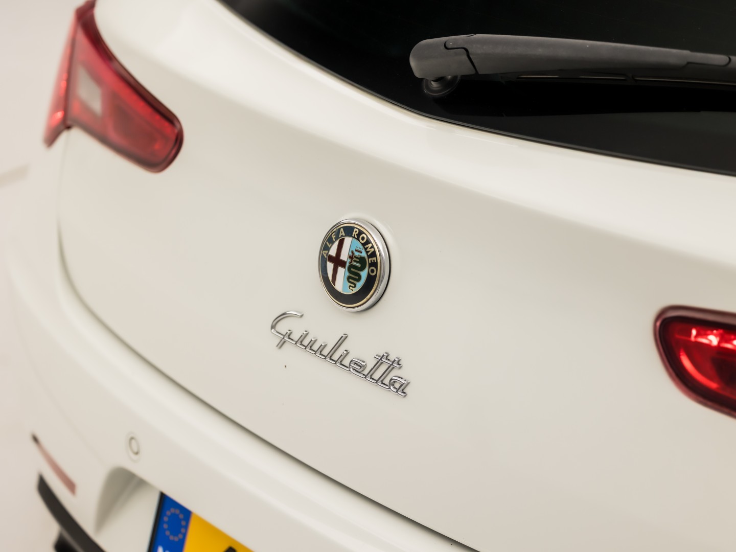 Alfa Romeo Giulietta 1.7 TBi Quadrifoglio Verde Sport 235Pk (APPLE CARPLAY, CLIMATE, GETINT GLAS, SPORTSTOELEN, LEDER, CRUISE, NIEUWSTAAT)