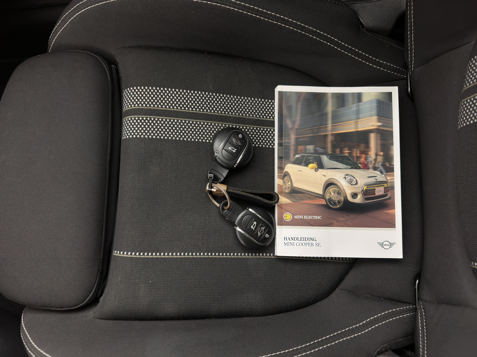 MINI Mini Electric Basic 33 kWh [ 3-Fase ] (SOH-100%) (INCL-BTW) Aut. *HEATPUMP | FULL-LED | SPORT-SEATS | NAVI-FULLMAP | DIGI-COCKPIT | DAB+ | ECC | CCS-FASTLOADER | UNION-JACK | KEYLESS | CRUISE | AMBIENT-LIGHT | 16''ALU*