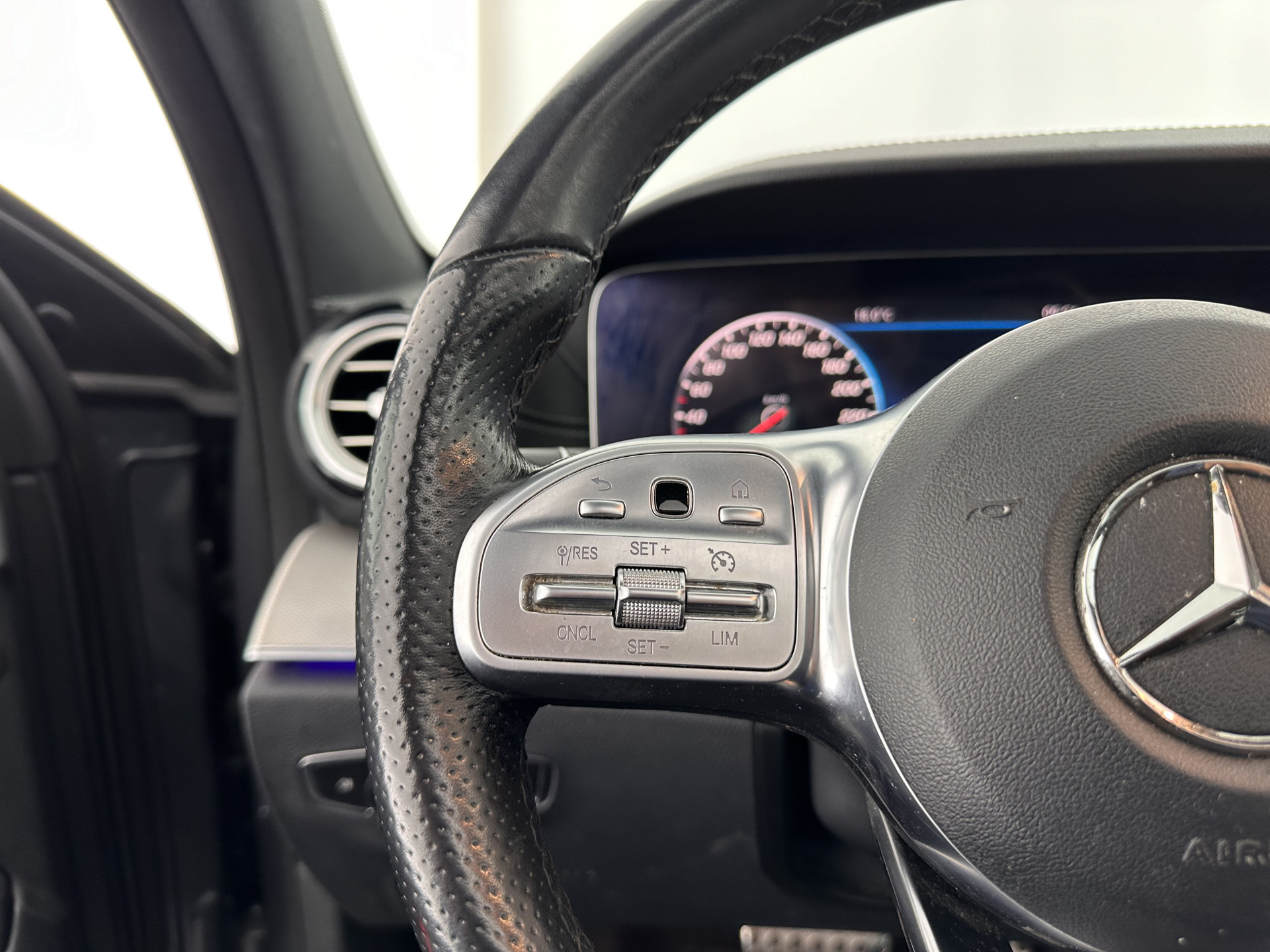 Mercedes-Benz E-klasse 220 d AMG-Line (INCL-BTW ) Aut. *PANO | FULL-LED | LEATHER-MICROFIBRE | WIDE-SCREEN-DIGI-COCKPIT | NAVI-FULLMAP | AMBIENT-LIGHT | HEATED-SPORTSEATS | ECC | SHIFT-PADLLES | PDC | CRUISE | 19"ALU*