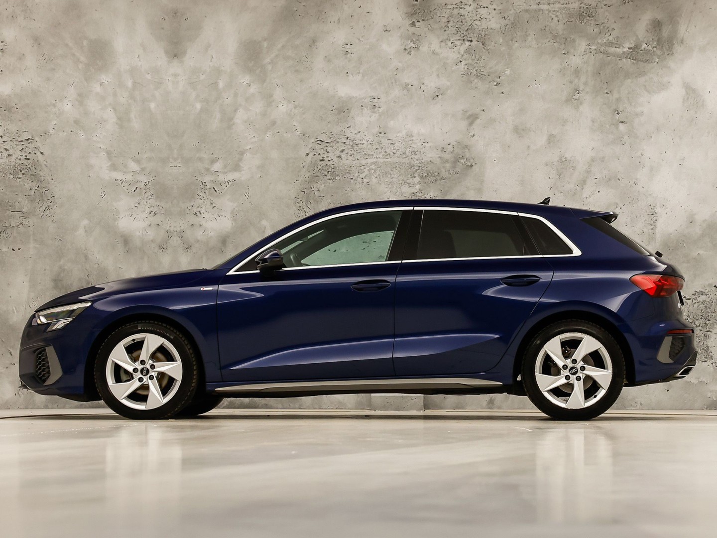 Audi A3 Sportback 30 TFSI S-Line Automaat (2X S-LINE, APPLE CARPLAY, STOELVERWARMING, PLAT S-LINE SPORTSTUUR, GETINT GLAS, SPORTSTOELEN, PARKEERSENSOREN, NIEUWSTAAT)