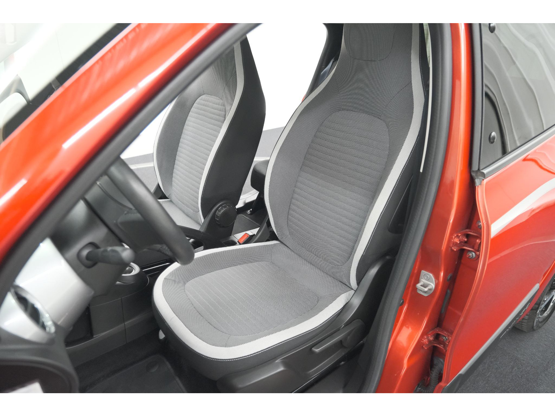 Renault Twingo 1.0 SCe Limited | Automaat | Parkeersensoren | Allseason Banden | Bluetooth Radio