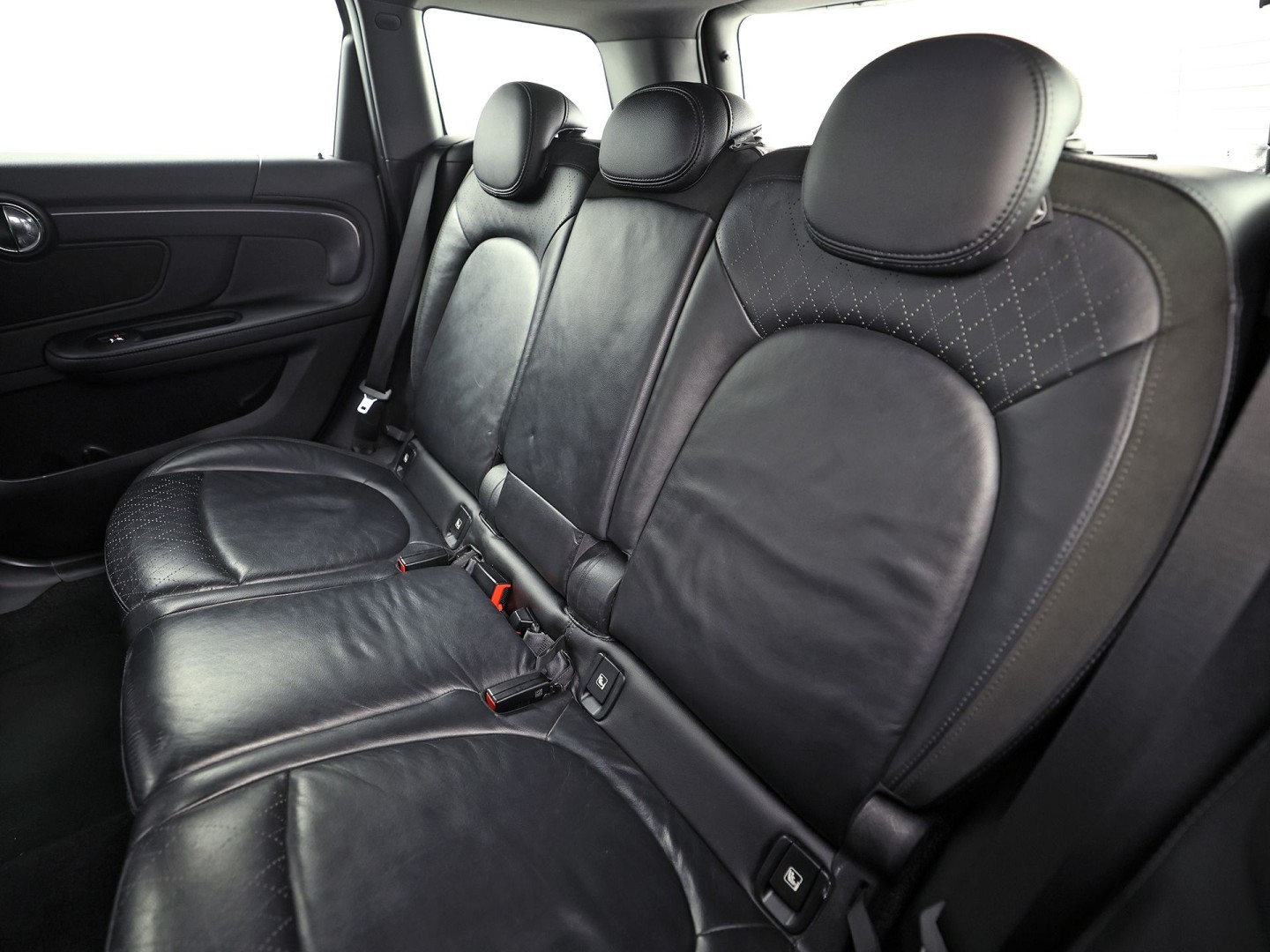 MINI Countryman 1.5 Cooper Chili (NAVIGATIE, CLIMATE, LEDER, PARKEERSENSOREN, SPORTSTOELEN, CRUISE, NIEUWE APK, NIEUWSTAAT)