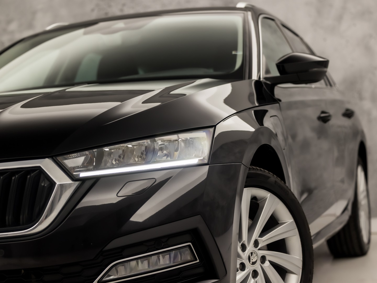 ŠKODA Octavia Combi 1.4 TSI iV PHEV Sport 218Pk Automaat (VIRTUAL COCKPIT, APPLE CARPLAY, GROOT NAVI, CAMERA, STOELVERWARMING, SPORTSTOELEN, GETINT GLAS, CRUISE, NIEUWE APK, NIEUWSTAAT)