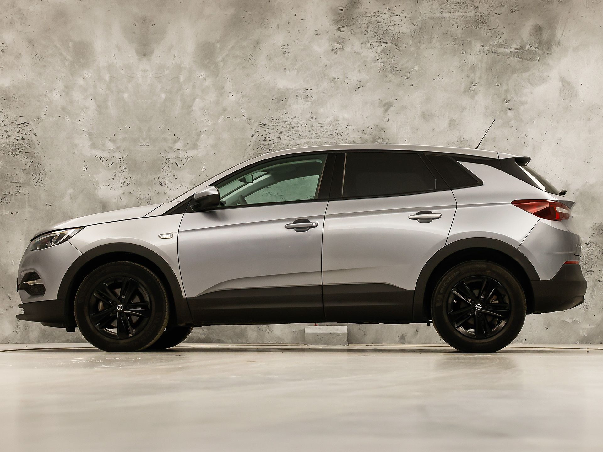 Opel Grandland X 1.2 Turbo Sport (APPLE CARPLAY, NAVIGATIE, GETINT GLAS, CRUISE, SPORTSTOELEN, ARMSTEUN, LM VELGEN, NIEUWE APK, NIEUWSTAAT)