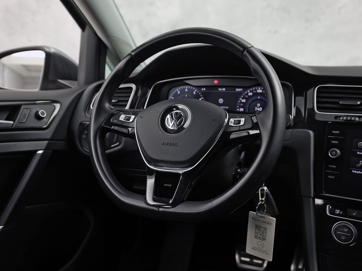 Volkswagen Golf Variant 1.5 TSI Highline 150Pk Automaat (VIRTUAL COCKPIT, APPLE CARPLAY, ALCANTARA, CAMERA, TREKHAAK, SPORTSTOELEN, GETINT GLAS, ADAPTIVE CRUISE, TREKHAAK, NIEUWSTAAT)