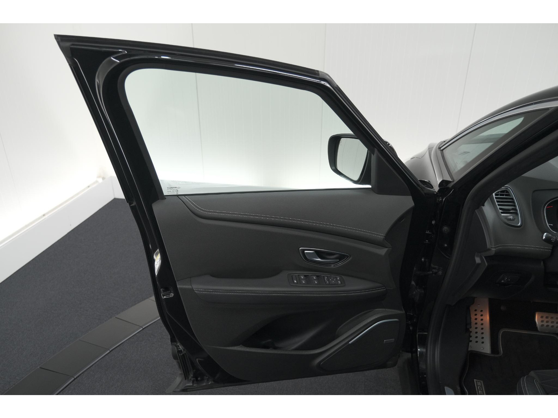 Renault Scénic TCE 160 EDC Black Edition | Trekhaak | Adaptieve Cruise Control | BOSE Premium Audio | Panoramadak