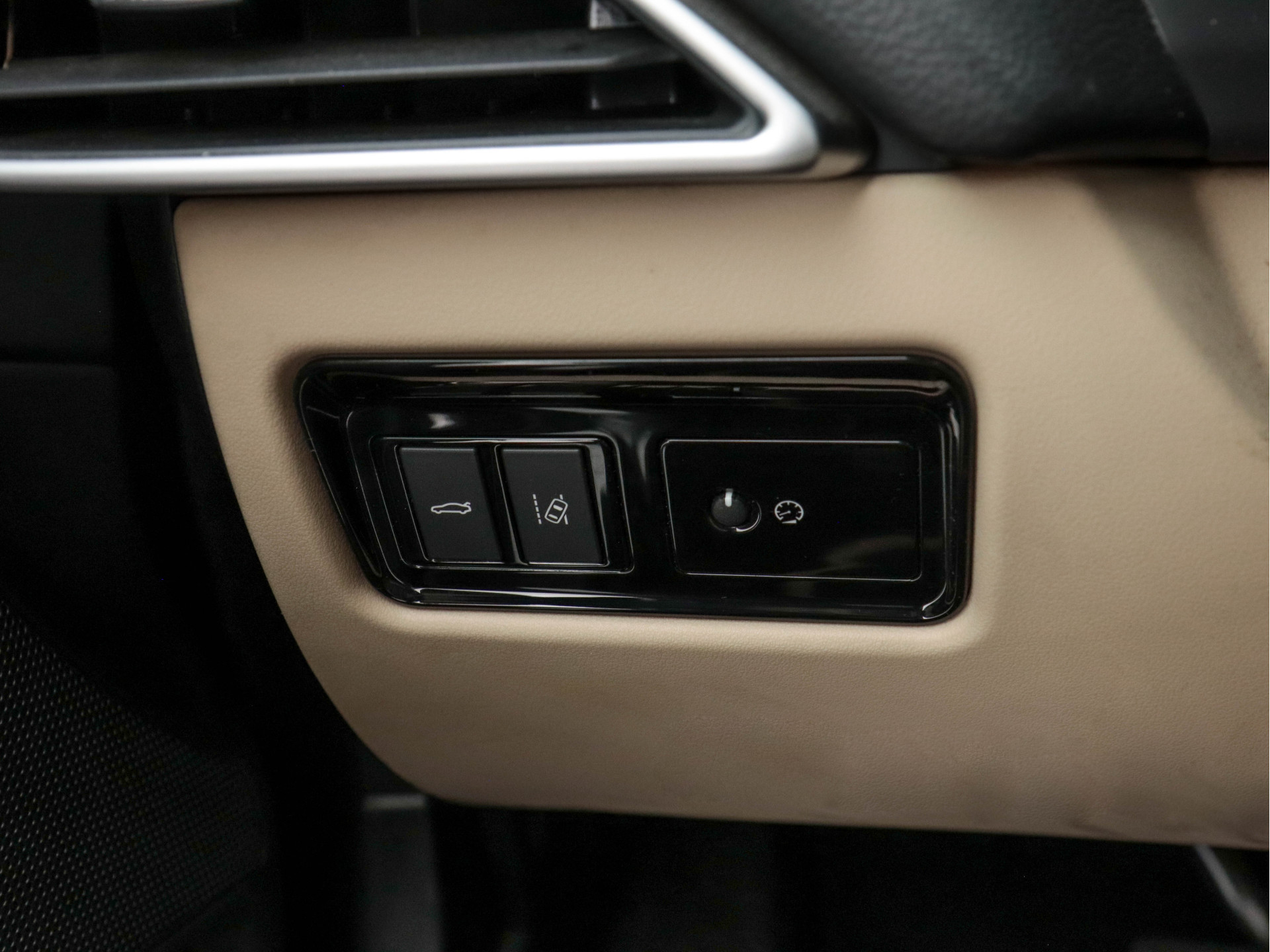 Jaguar XE 2.0 D Portfolio (INCL-BTW) Aut. *LEATHER | NAVI-FULLMAP | BI-XENON | CAMERA | ECC | COMFORT-SEATS | SHIFT-PADDLES | PDC | JAGUAR-AUDIO | CRUISE | LANE-ASSIST | TOWBAR | 18"ALU*