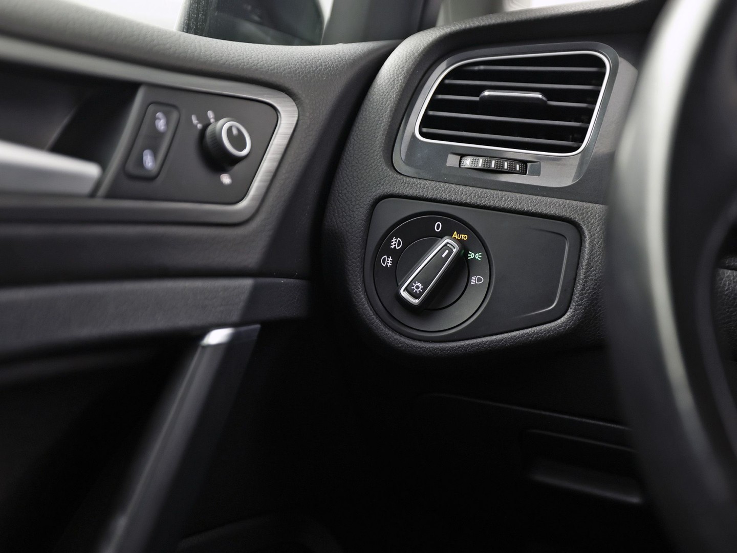 Volkswagen Golf 1.0 TSI Sportline (APPLE CARPLAY, NAP, GROOT NAVI, CLIMATE, PARKEERSENSOREN, SPORTSTOELEN, LM VELGEN, ADAPTIVE CRUISE, NIEUWSTAAT)