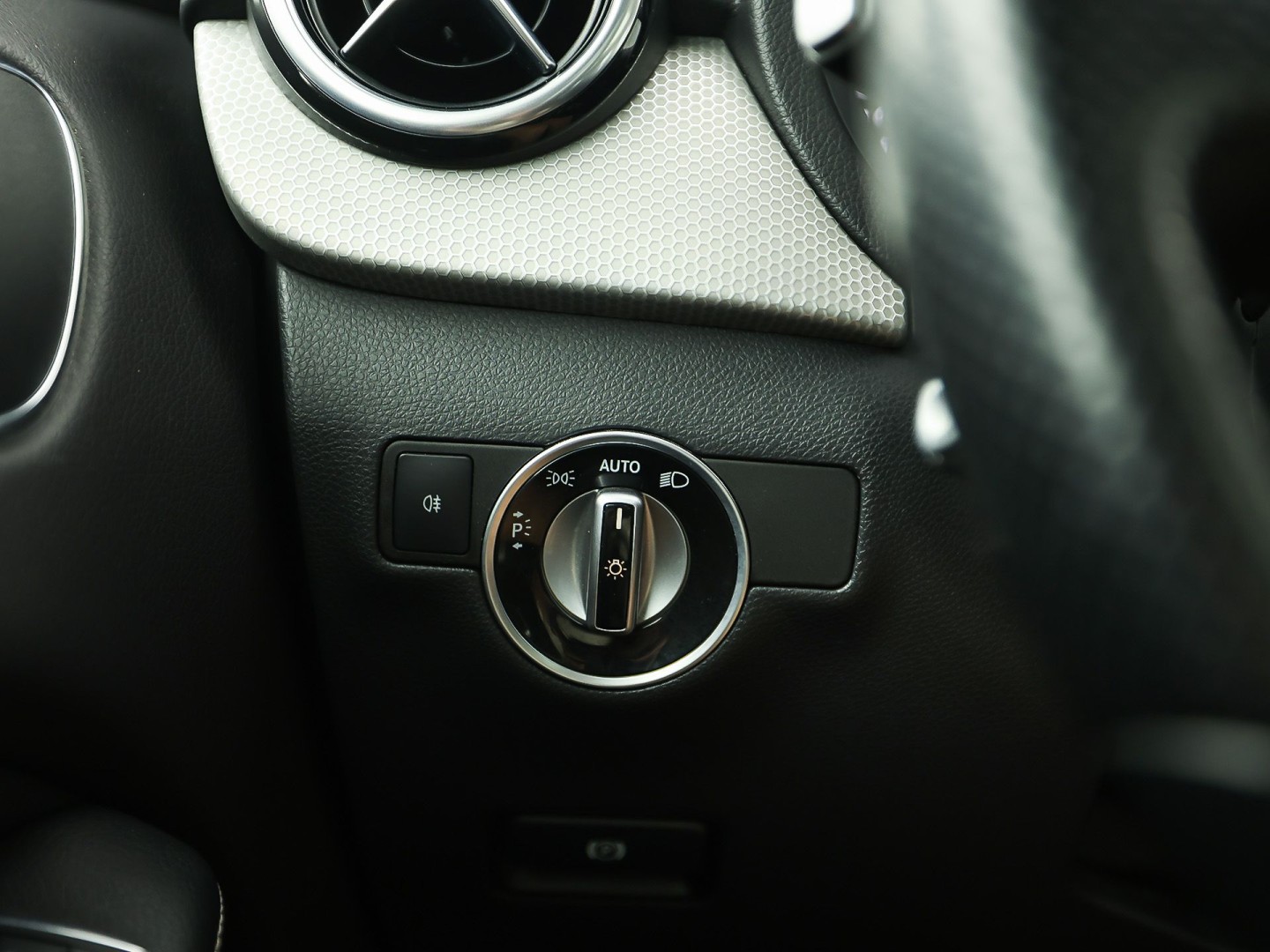 Mercedes-Benz B-Klasse 180 Sport Automaat (PANORAMADAK, GROOT NAVI, CLIMATE, SPORTSTOELEN, LEDER, XENON, CRUISE, NIEUWE APK, NIEUWSTAAT)