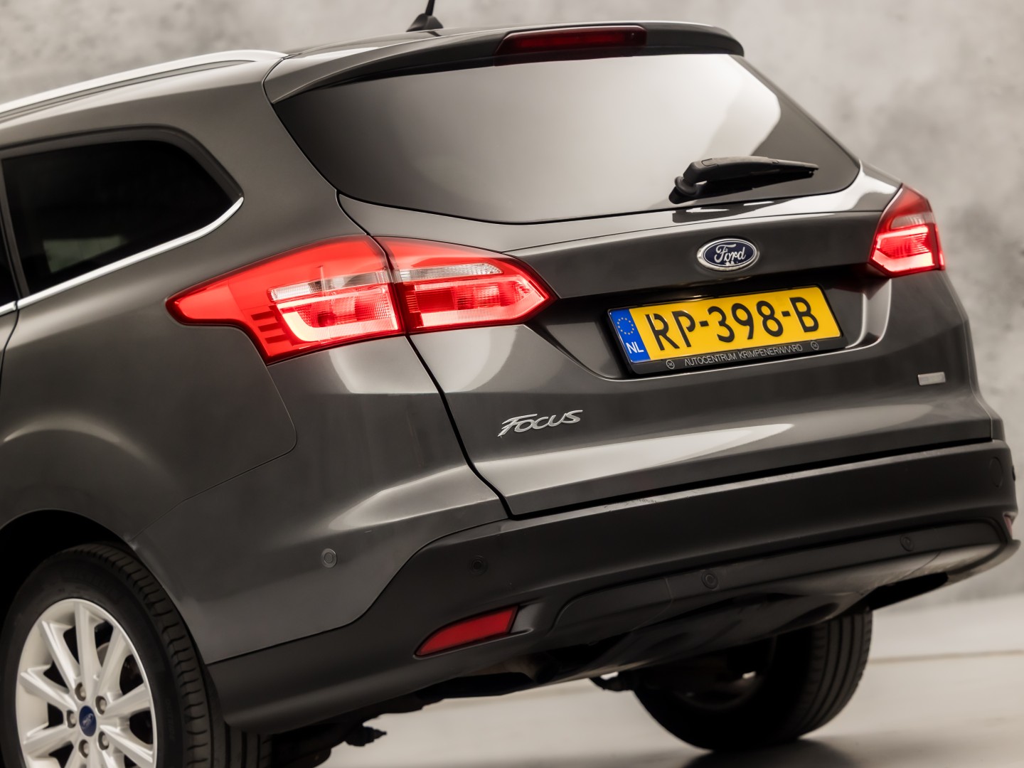 Ford Focus Wagon 1.0 Titanium Sport (APPLE CARPLAY, NAVIGATIE, CLIMATE, GETINT GLAS, SPORTSTOELEN, KEYLESS, PARKEERSENSOREN, NIEUWE APK, NIEUWSTAAT)