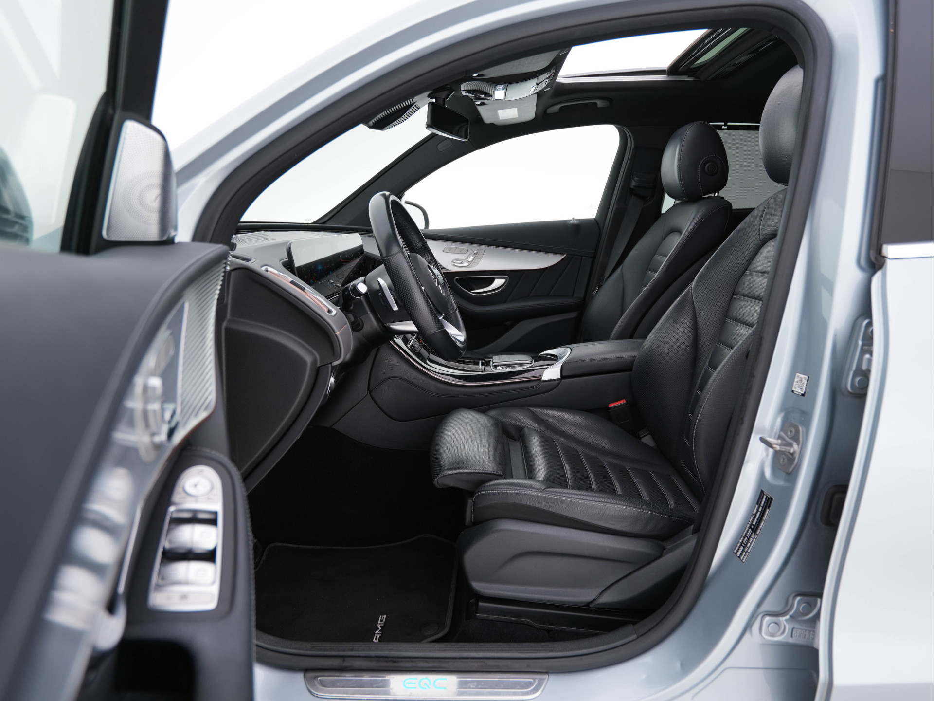 Mercedes-Benz EQC 400 4MATIC AMG-Pack Premium Plus 80 kWh (3-Fase) {SOH-94%} (INCL-BTW) *PANO | WIDESCREEN | HEAD-UP | DISTRONIC | MULTI-BEAM | BURMESTER-AUDIO | MEMORY-PACK | TOP-VIEW | KEYLESS | LEATHER | SPORT-SEATS | DAB+ | AMBIENT-LIGHT | 20''