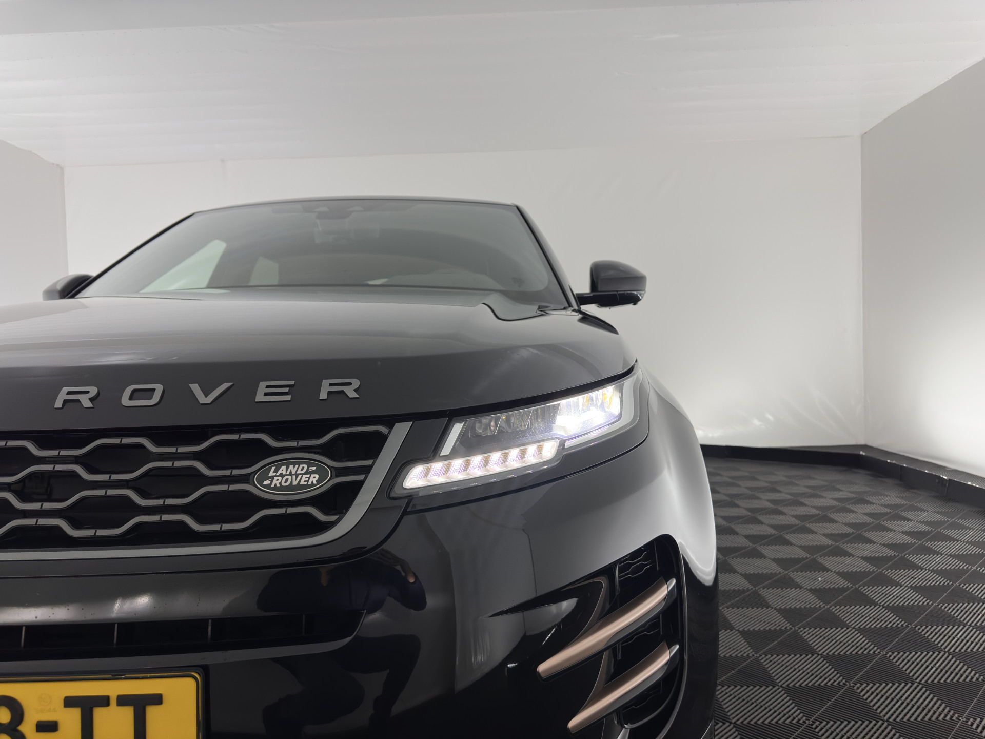 Land Rover Range Rover Evoque 2.0 D150 R-Dynamic *PANO | LEATHER | FULL-LED | NAVI-FULLMAP | CAMERA | KEYLESS | ECC | TOPVIEW | CARPLAY | HEATED-COMFORTSEATS | PDC | CRUISE | PRIVACY-GLASS | 20''ALU*