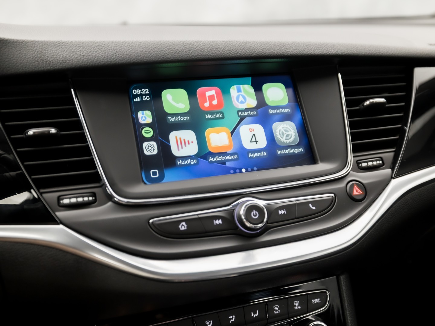 Opel Astra Sports Tourer 1.4 Turbo Innovation Sport 150Pk Automaat (APPLE CARPLAY, NAVIGATIE, CAMERA, STUUR/STOELVERWARMING, SPORTSTOELEN, ADAPTIVE CRUISE, LM VELGEN, NIEUWSTAAT)