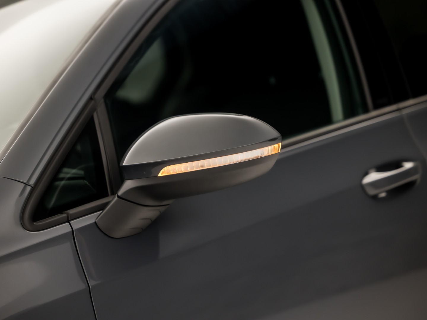 Volkswagen Golf 1.5 TSI Sport 150Pk Automaat (APPLE CARPLAY, GROOT NAVI, STUUR/STOELVERWARMING, SPORTSTOELEN, GETINT GLAS, SFEERVERLICHTING, KEYLESS, NIEUWSTAAT)