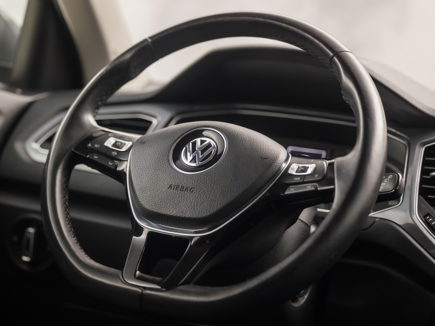 Volkswagen T-Roc 1.0 TSI Sport (APPLE CARPLAY, GROOT NAVI, STOELVERWARMING, GETINT GLAS, SPORTSTOELEN, ADAPTIVE CRUISE, PARKEERSENSOREN, NIEUWSTAAT)