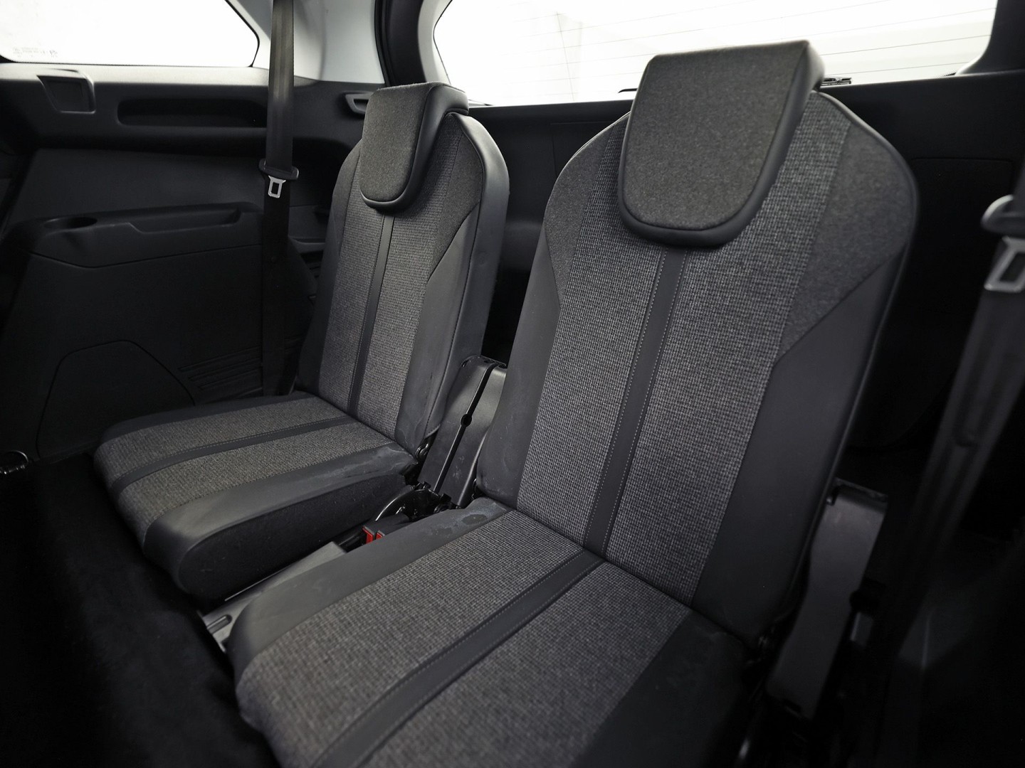Peugeot 5008 1.2 PureTech GT-Line 7 Persoons Automaat 131Pk (GROOT NAVI, APPLE CARPLAY, 360 CAMERA, SPORTSTOELEN, KEYLESS, VIRTUAL DASHBOARD, LM VELGEN, NIEUWE APK)