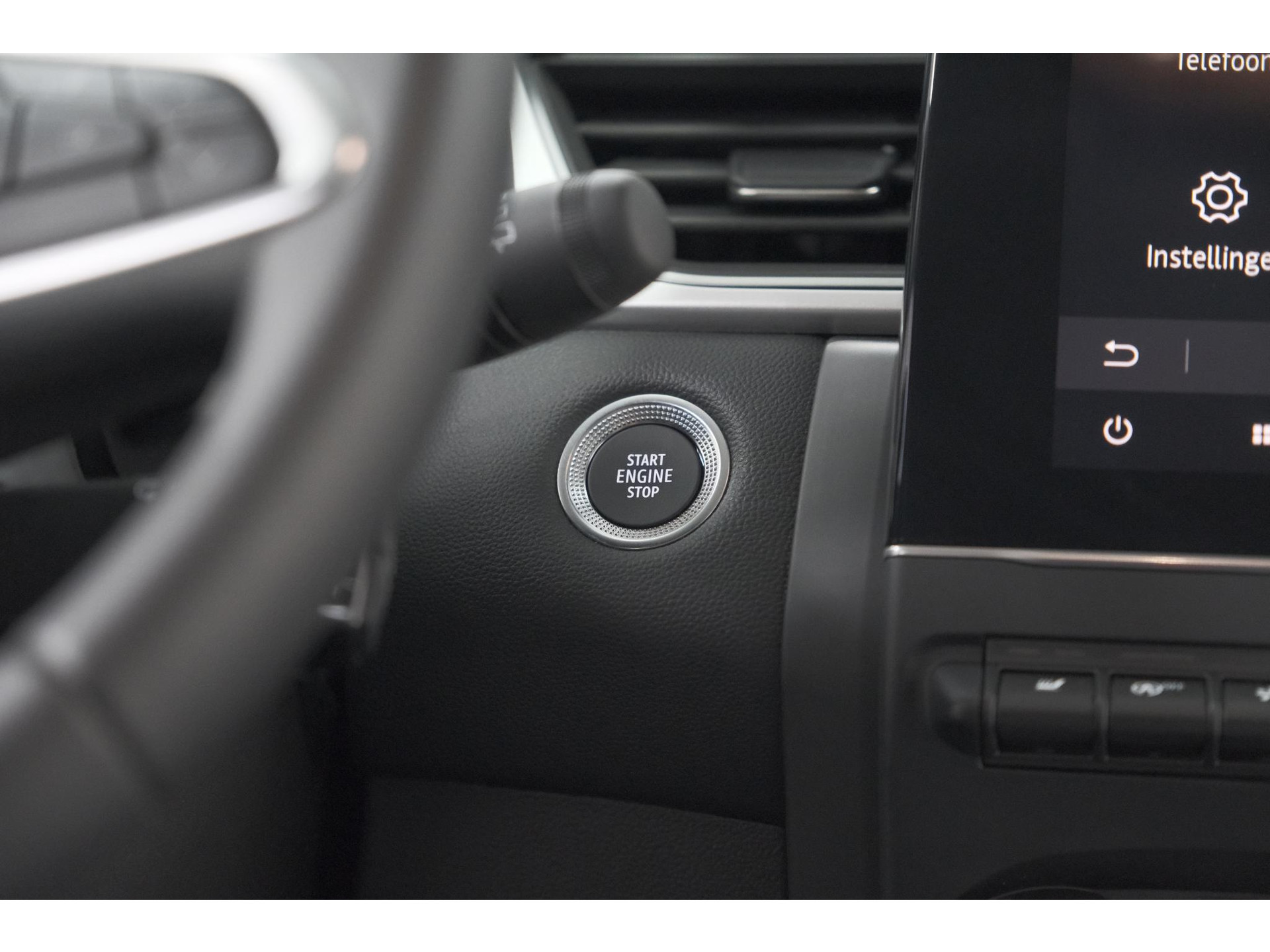 Renault Captur Mild Hybrid 140 EDC Techno | Camera | 9.3 Inch Scherm | Apple Carplay | Parkeersensoren | Allseason Banden | Stoelverwarming