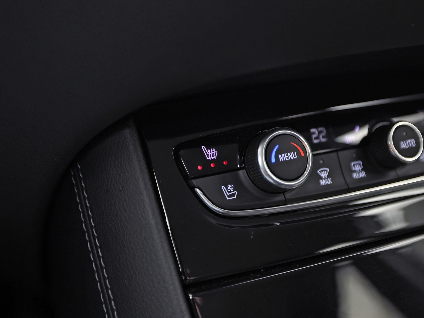 Opel Grandland X 1.2 Turbo Innovation (MEMORY SEAT, NAP, STOELVERWARMING/KOELING, APPLE CARPLAY, KEYLESS, GETINT GLAS, LANE ASSIST, STUURWIEL VERWARMD, NIEUWE APK, NIEUWSTAAT)