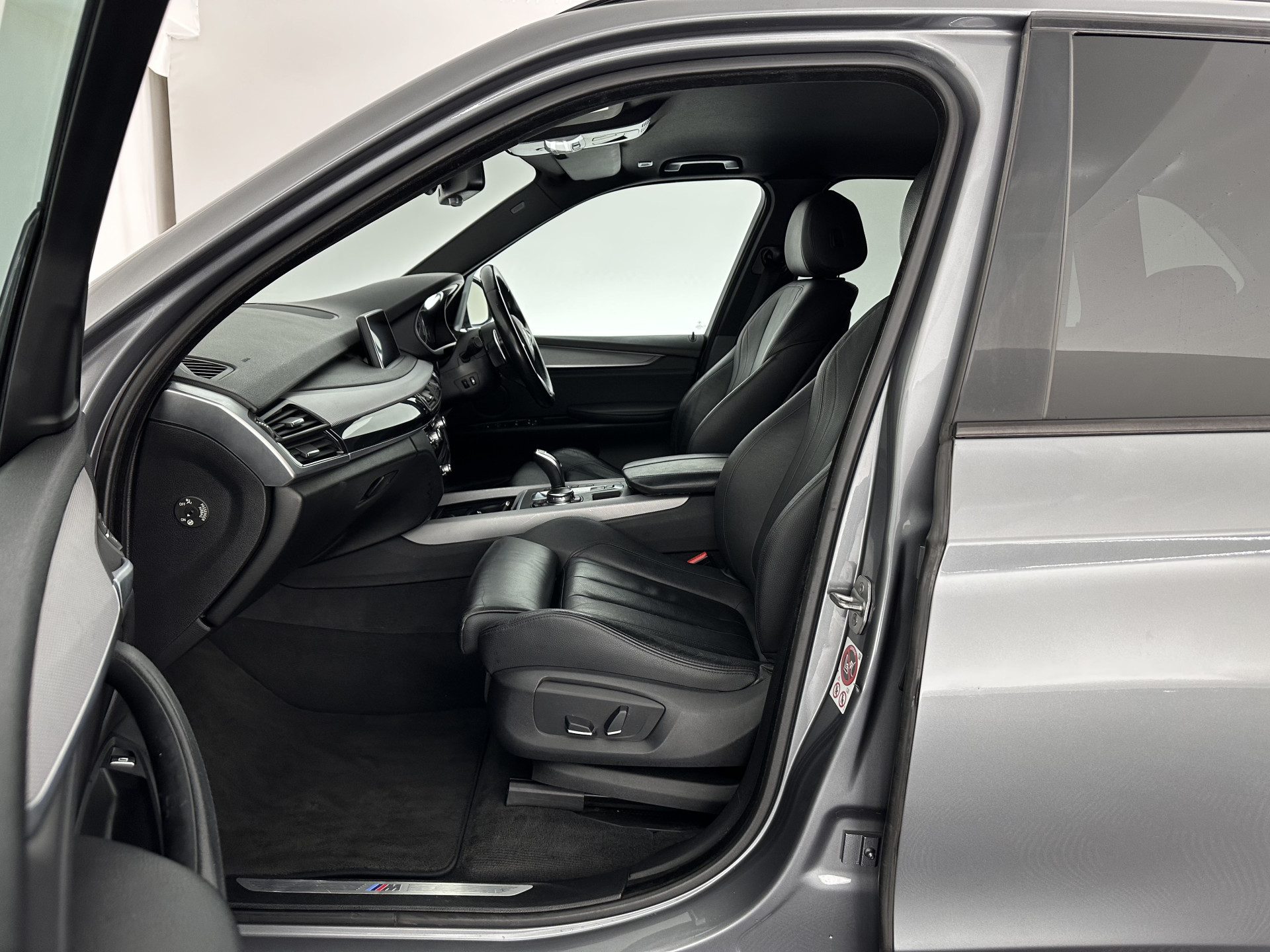 BMW X5 xDrive40d  *Right-Hand-Drive* M-Sportpack High Executive [ 7-Pers. ] Aut. *LEATHER | XENON | MEMORY-PACK | HEATED-SPORTSEATS | NAVI-FULLMAP | SHIFTPADDLES | PRIVACYGLASS | ECC | TOWBAR | PDC | CRUISE | 20''ALU*