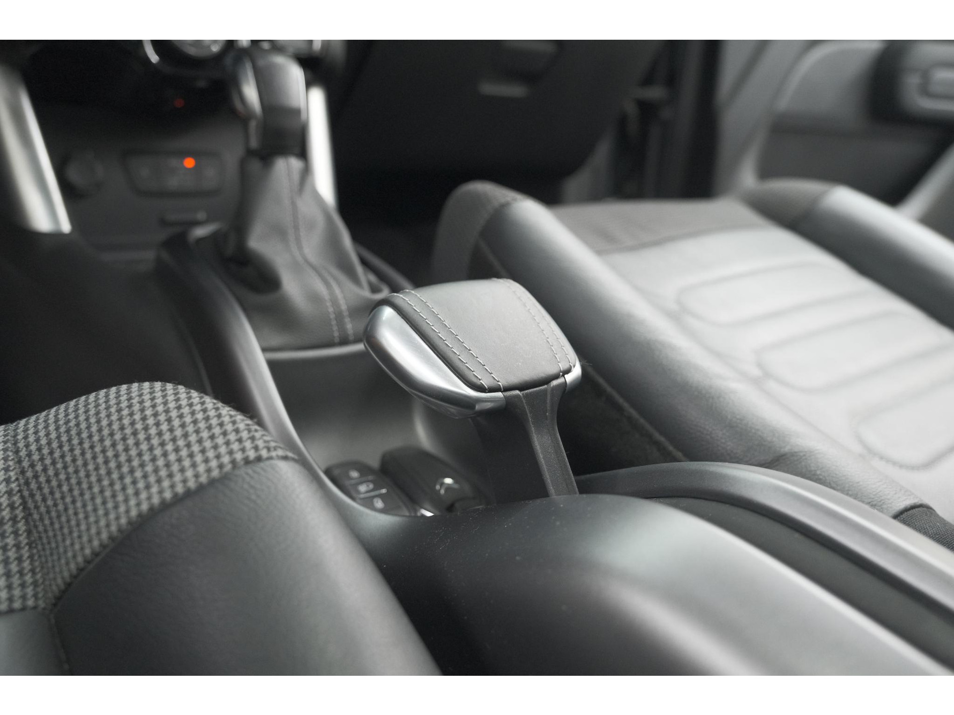 Citroen C3 Aircross PureTech 110 EAT6 Shine | Trekhaak | Panoramadak | Head-Up Display | Camera | Navigatie