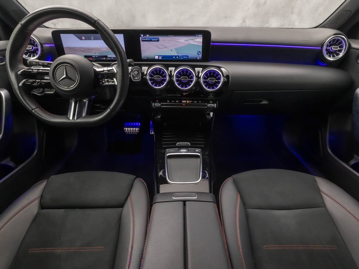 Mercedes-Benz A-Klasse 180 AMG Line Automaat (FABRIEKSGARANTIE, APPLE CARPLAY, GROOT NAVI, SFEERVERLICHTING, CAMERA, KUIPSTOELEN, STOELVERWARMING, GETINT GLAS, NIEUWSTAAT)