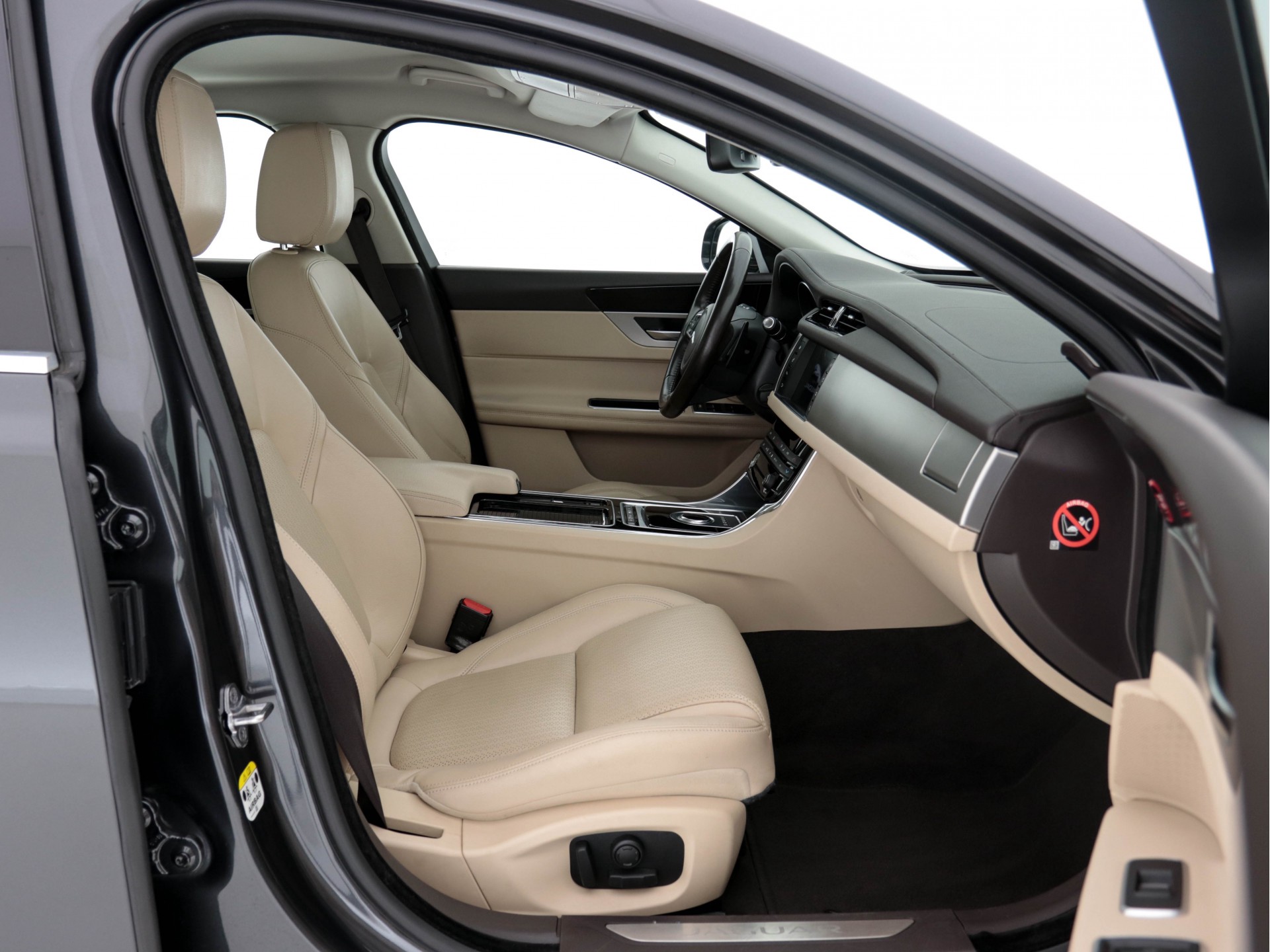 Jaguar XF 2.0D Portfolio Premium-Business-Pack Aut *LEATHER | BI-XENON | NAVI-FULLMAP | KEYLESS | MERIDIAN-SURROUND | SHIFT-PADDLES |  LANE-ASSIST | CRUISE | CAMERA | HEATED/COOLED-COMFORTSEATS | 17"ALU*