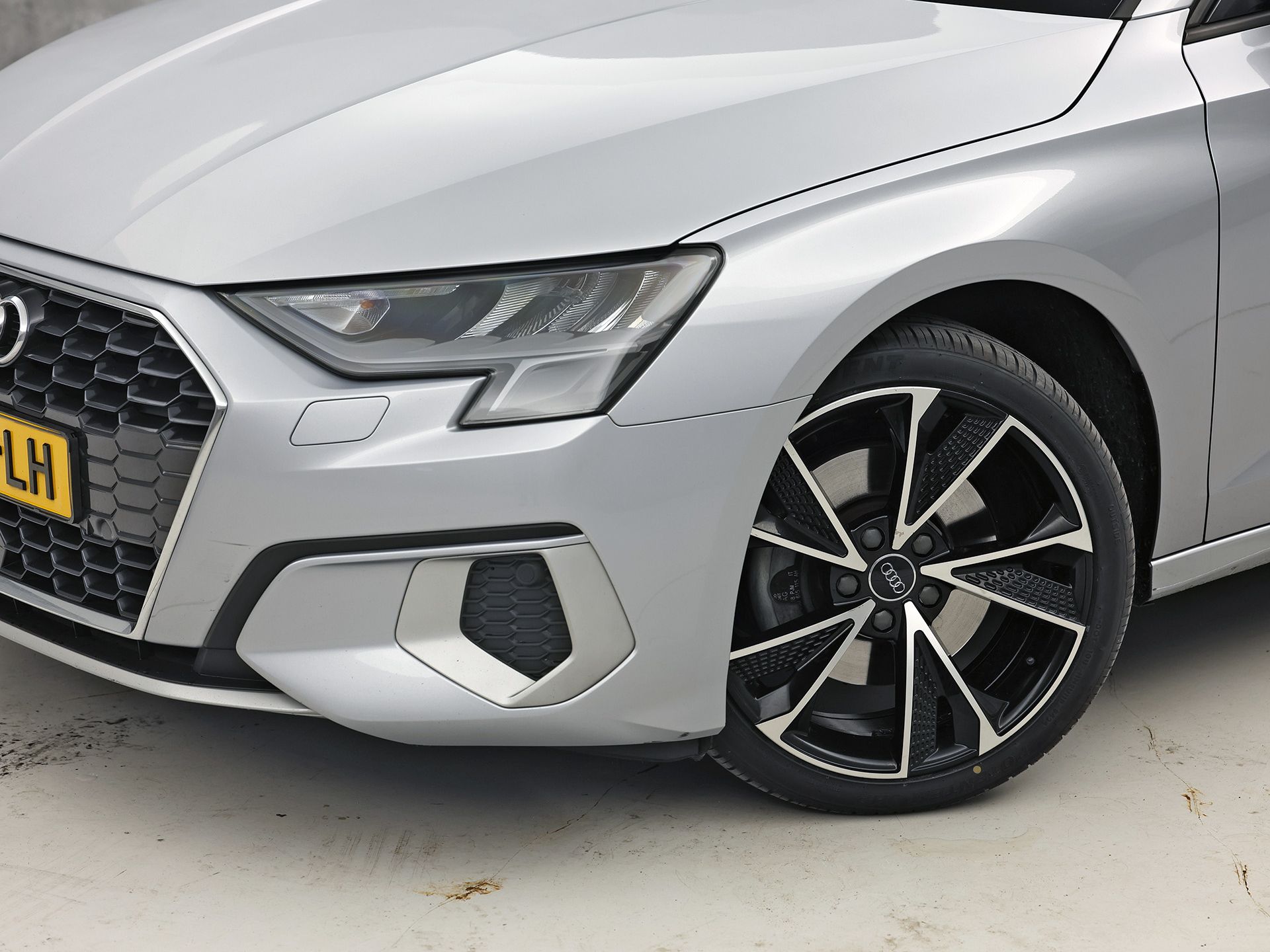 Audi A3 Sportback 30 TFSI Sport (APPLE CARPLAY, GROOT NAVI, CAMERA, ELEK STOEL, ADAPTIVE CRUISE, STOELVERWARMING, SPORTSTOELEN, GETINT GLAS, KEYLESS START, NIEUWSTAAT)