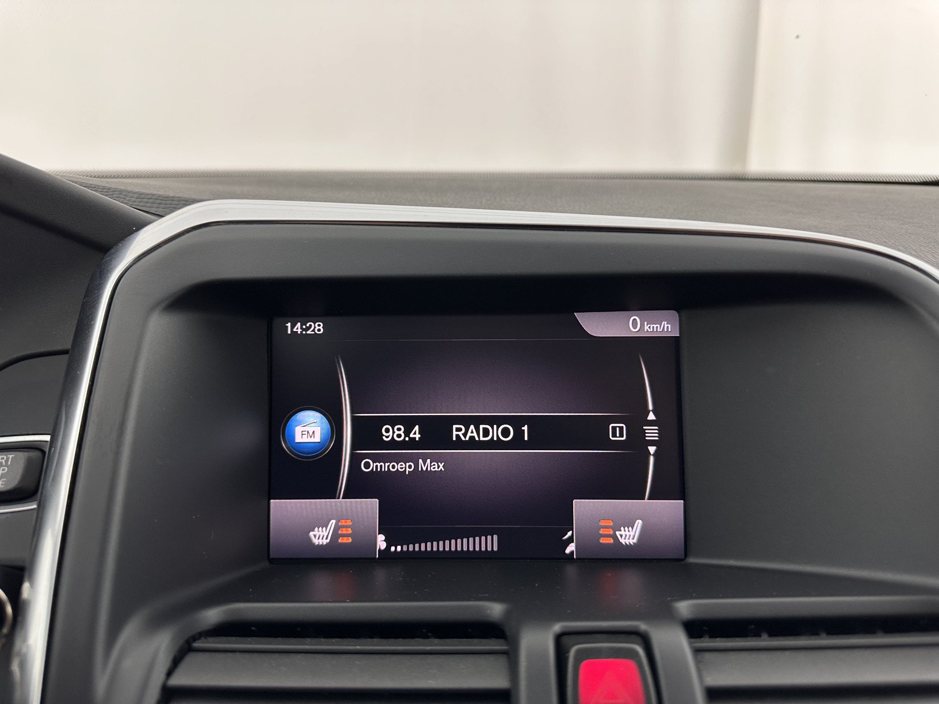 Volvo XC60 2.0 D4 FWD Polar+ Aut. *PANO | LEATHER | XENON | ADAPTIVE-CRUISE | MEMORY-PACK | BLINDSPOT | HEATED-COMFORTSEATS | NAVI-FULLMAP | CAMERA | PRIVACYGLASS | ECC | TOWBAR | PDC | LANE-ASSIST | 17''ALU*