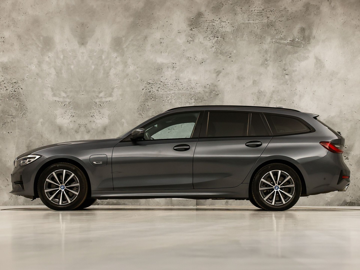 BMW 3-serie Touring 320e High Executive 204Pk Automaat (APPLE CARPLAY, M STUUR, GROOT NAVI, STOELVERWARMING, CAMERA, LEDER, SPORTSTOELEN, GETINT GLAS, ZWART HEMEL, NIEUWE APK, NIEUWSTAAT)