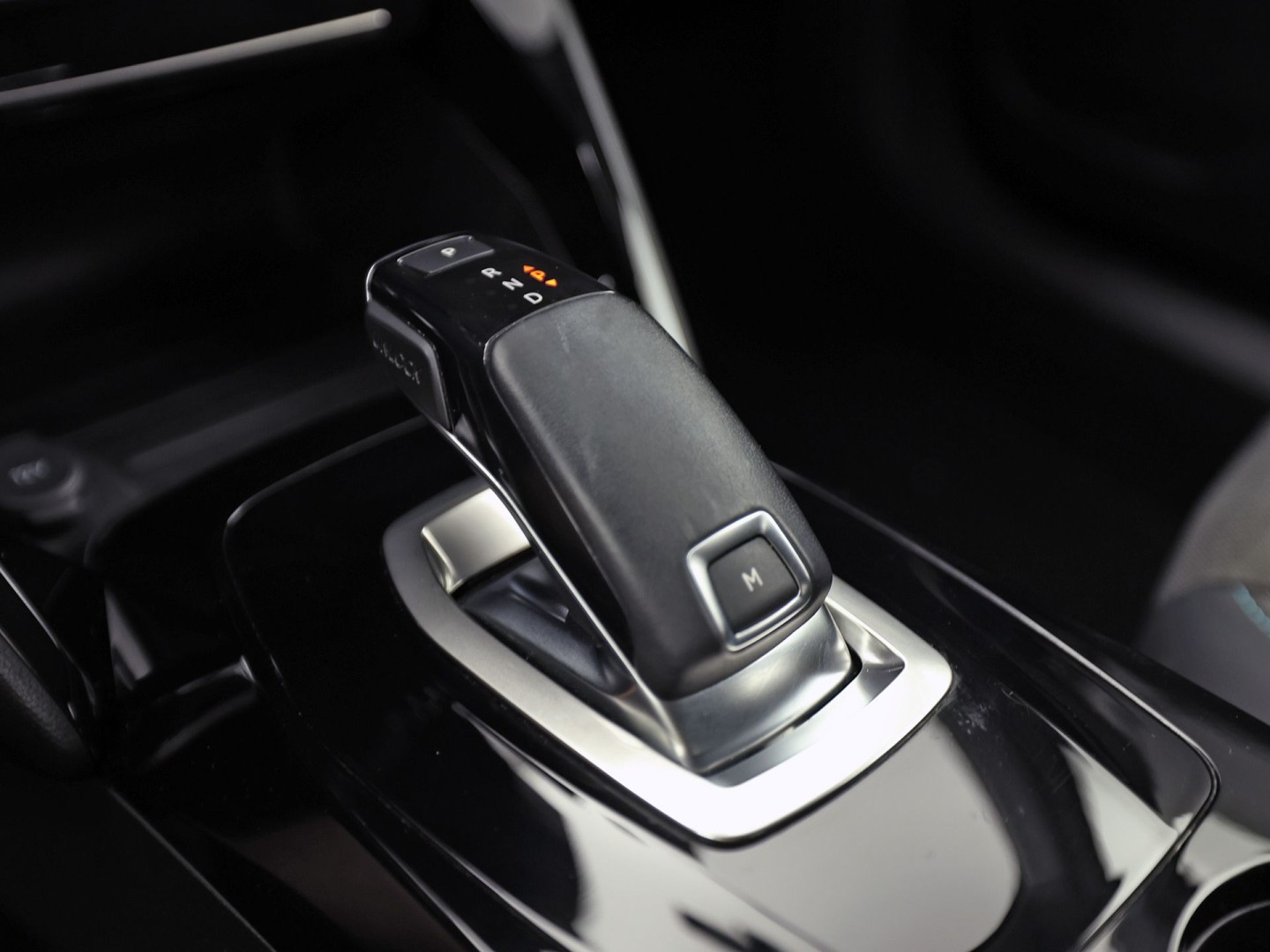 Peugeot 2008 1.2 PureTech Allure Sport Automaat VIRTUAL COCKPIT, APPLE CARPLAY, STOELVERWARMING, LEDER, SPORTSTOELEN, GETINT GLAS, ADAPTIVE CRUISE, NIEUWSTAAT)