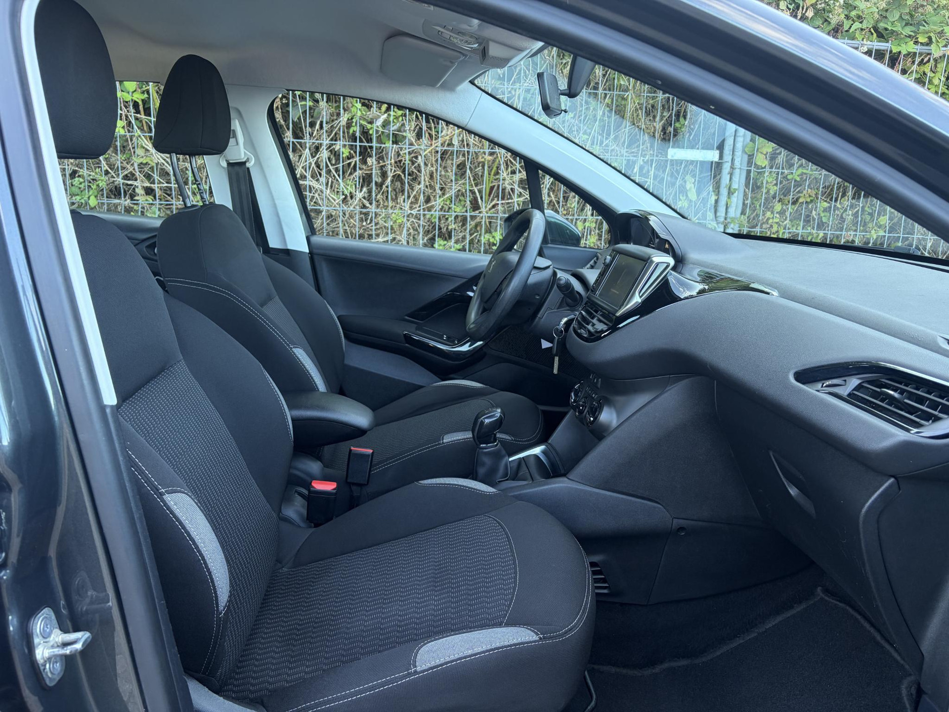Peugeot 208 1.2 PureTech Blue Lion ✓1e Eigenaar✓Navi✓Trekhaak✓Carplay✓Airco✓Cruise✓Pdc✓5 Deurs✓N.A.P✓Apk tot 09-2027