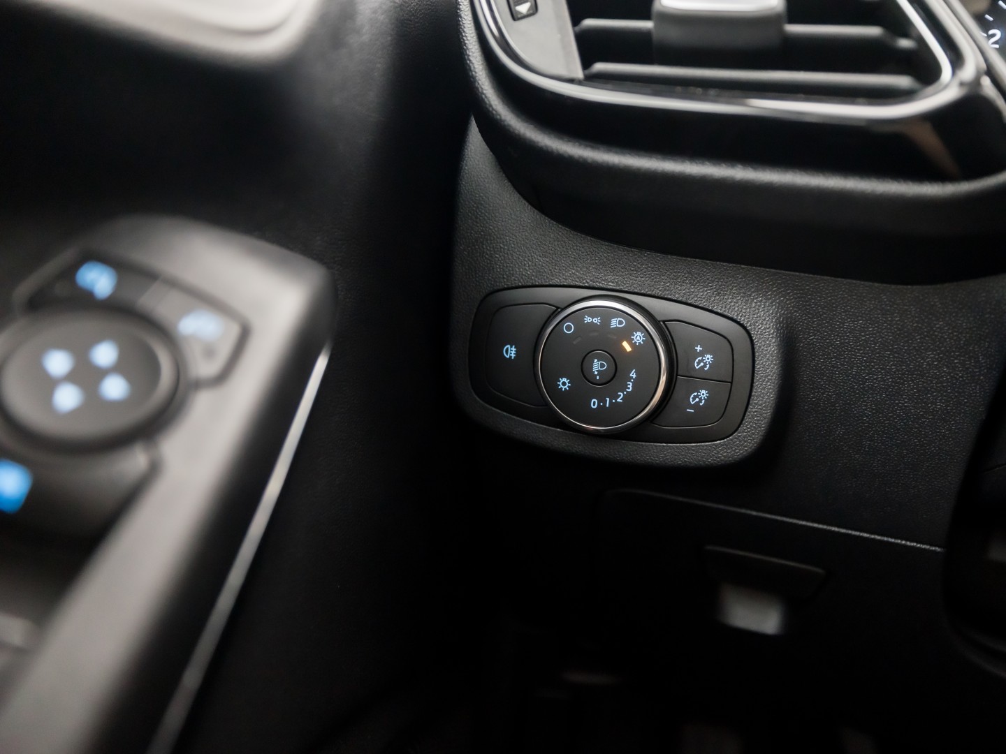 Ford Fiesta 1.0 EcoBoost Hybrid Titanium Sport (APPLE CARPLAY, GROOT NAVI, CLIMATE, GETINT GLAS, PARKEERSENSOREN, SPORTSTOELEN, LM VELGEN, CRUISE, NIEUWSTAAT)
