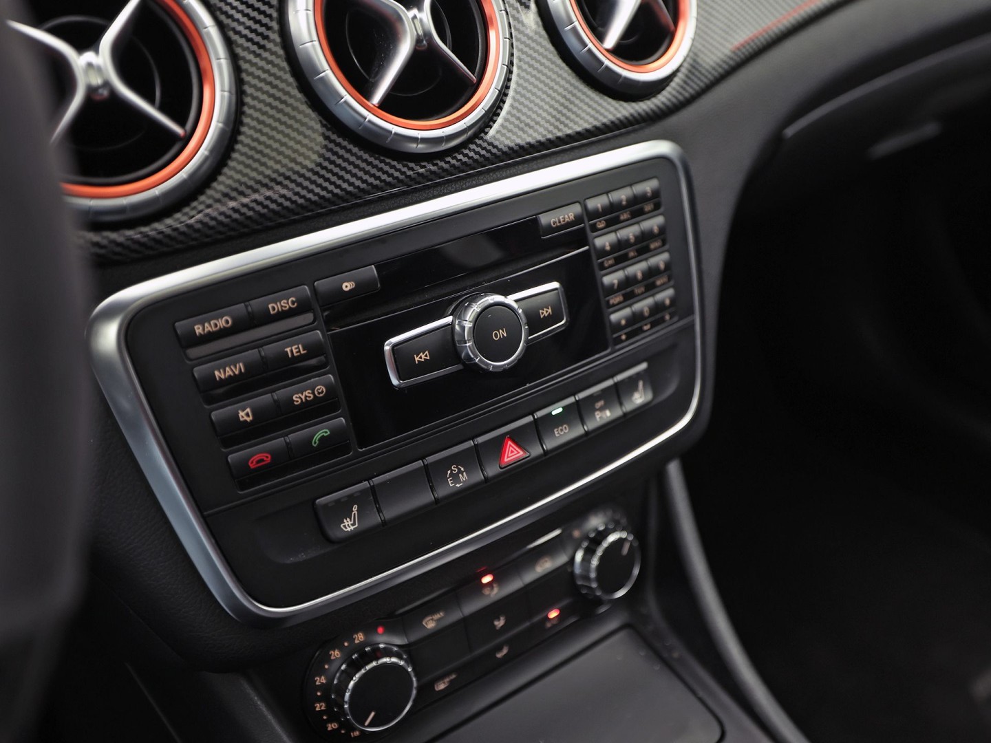 Mercedes-Benz CLA-Klasse 250 AMG Sport 211Pk Automaat (PANORAMADAK, STERRENHEMEL, NAVIGATIE, RODE GORDELS, LEDER/ALCANTARA, STOELVERWARMING, SPORTSTOELEN, GETINT GLAS, CRUISE, NIEUWSTAAT)