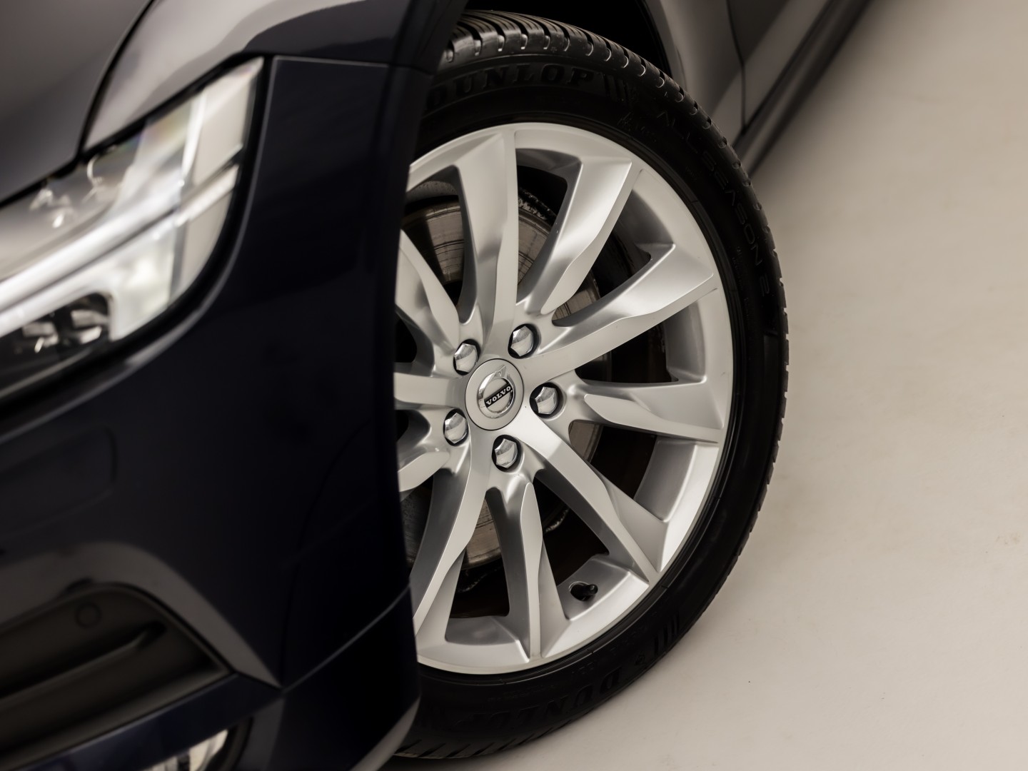 Volvo V90 2.0 T4 Momentum Sport 190Pk Automaat (APPLE CARPLAY, GROOT NAVI, LEDER, GETINT GLAS, STOELVERWARMING ACHTER, MEMORY SEATS, ELEK ACHTERKLEP, NIEUWE APK, NIEUWSTAAT)