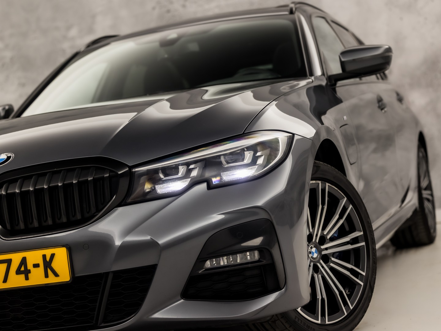 BMW 3 Serie 330e M Sport High Executive 292Pk Automaat (PANORAMADAK, M PAKKET, APPLE CARPLAY, CAMERA, LEDER/ALCANTARA, SFEERVERLICHTING, GETINT GLAS, ELEK ACHTERKLEP, STOELVERWARMING, NIEUWSTAAT)