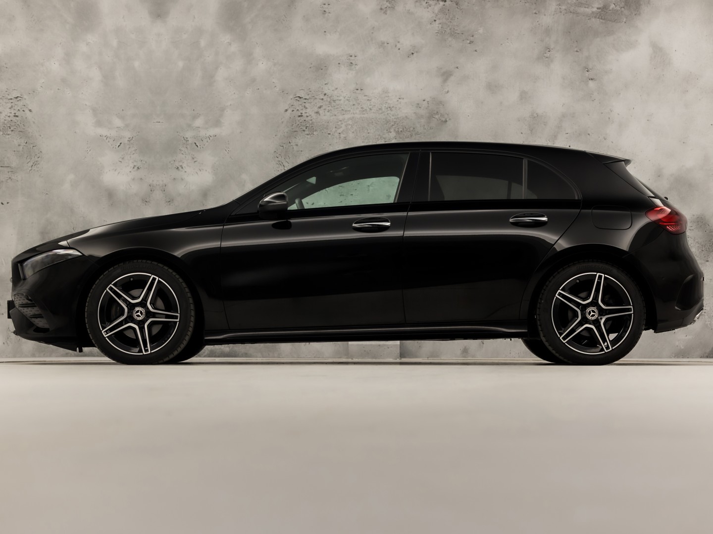 Mercedes-Benz A-Klasse 180 AMG Line Automaat (FABRIEKSGARANTIE, APPLE CARPLAY, GROOT NAVI, SFEERVERLICHTING, CAMERA, KUIPSTOELEN, STOELVERWARMING, GETINT GLAS, NIEUWSTAAT)