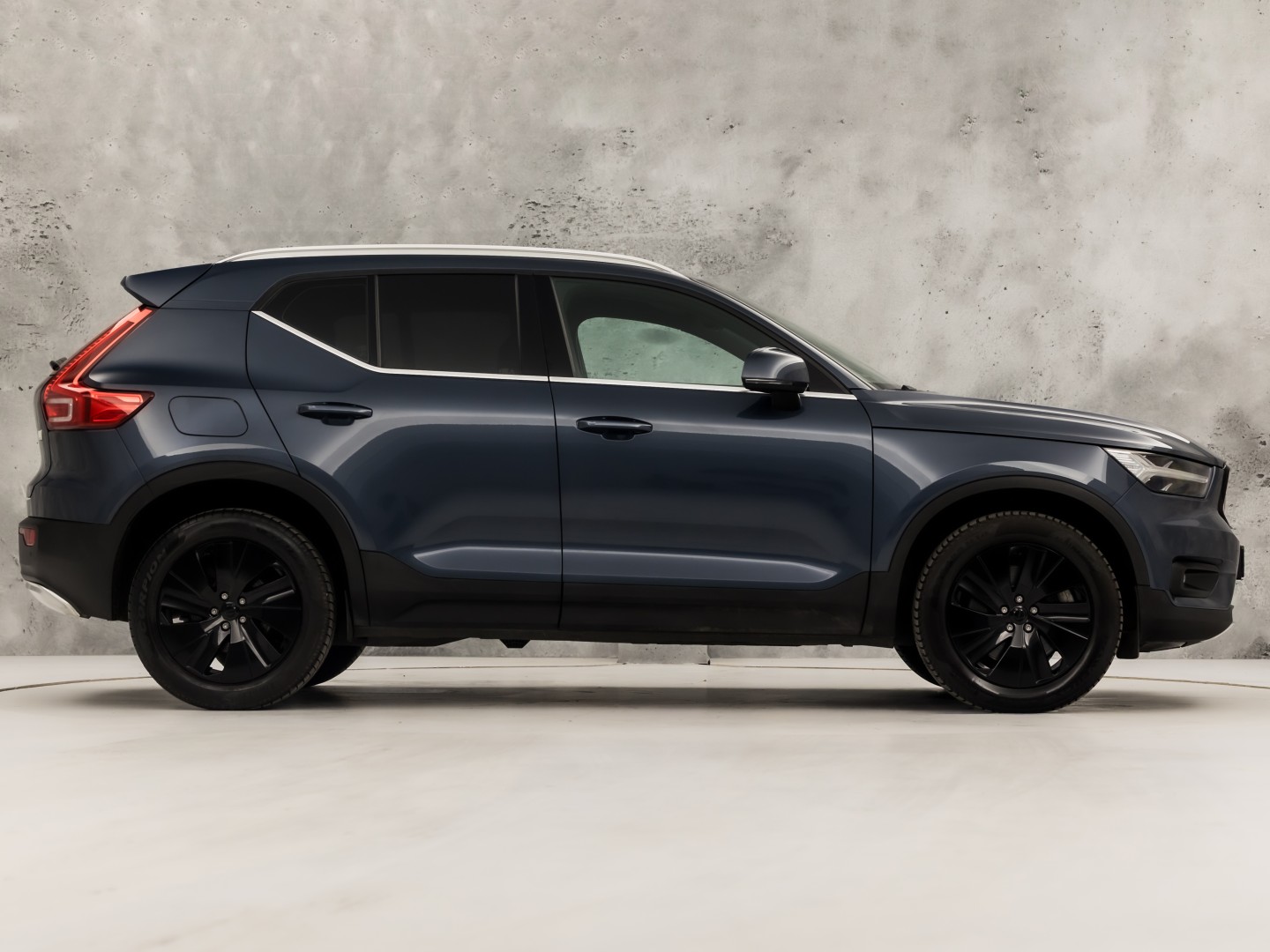 Volvo XC40 1.5 T5 Recharge Sport 262Pk Automaat (BLACK PACK, APPLE CARPLAY, GROOT NAVI, ZWART HEMEL, STUUR/STOELVERWARMING, SPORTSTOELEN, GETINT GLAS, LANE ASSIST, NIEUWE APK, NIEUWSTAAT)