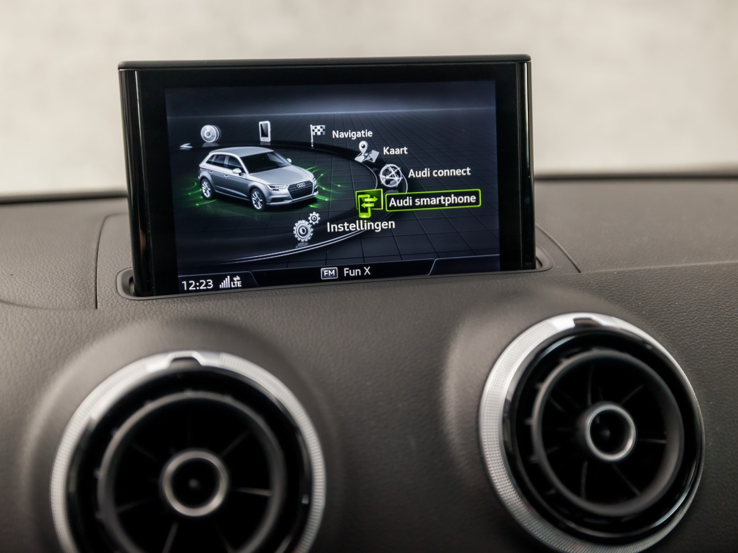 Audi A3 Sportback 1.0 TFSI Sport (APPLE CARPLAY, GROOT NAVI, CLIMATE, DYNAMISCHE KNIPPERLICHTEN, SPORTSTOELEN, CRUISE, PARKEERSENSOREN, NIEUWE APK, NIEUWSTAAT)