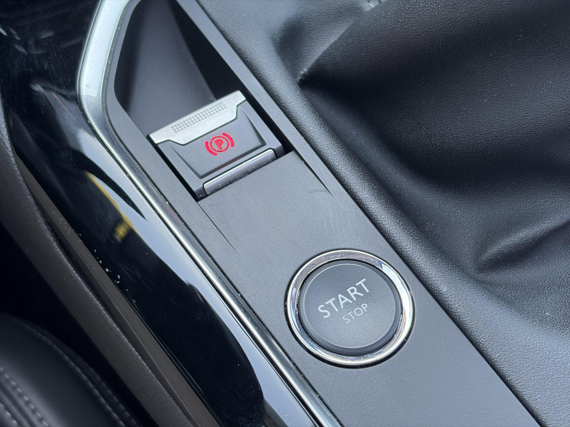 Peugeot 3008 1.2 PureTech Allure Distributieriem vv in 2025 l Pano l 360° Camera l Carplay l Dealer Onderhouden l Navi l Halfleder l Pdc l Keyless l 131pk l 6 Bak l Apk tot 12-2026