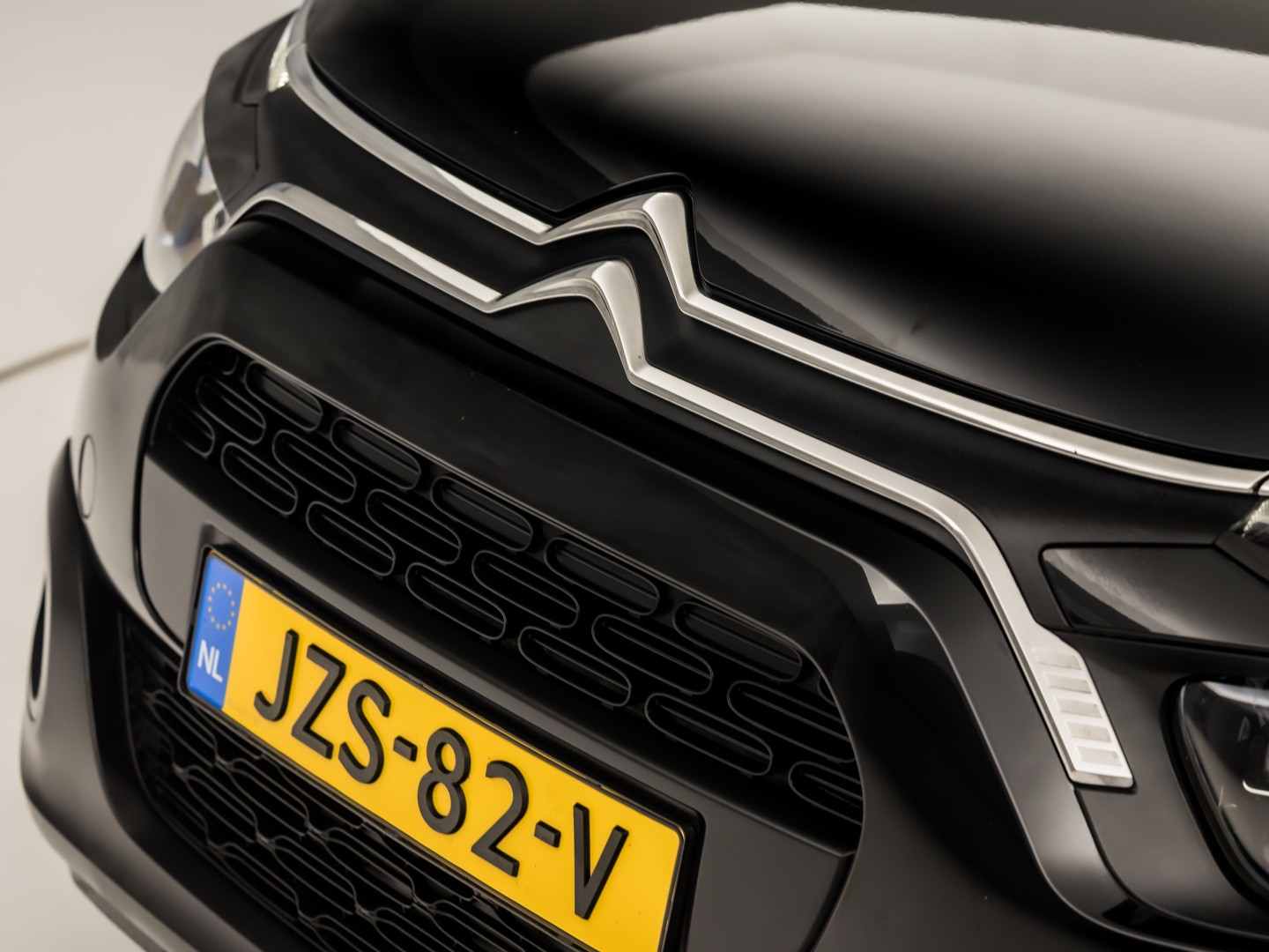 Citroën C3 1.2 PureTech Shine Sport Automaat (APPLE CARPLAY, GROOT NAVI, CAMERA, LEDER, STOELVERWARMING, SPORTSTOELEN, GETINT GLAS, CRUISE, NIEUWSTAAT)