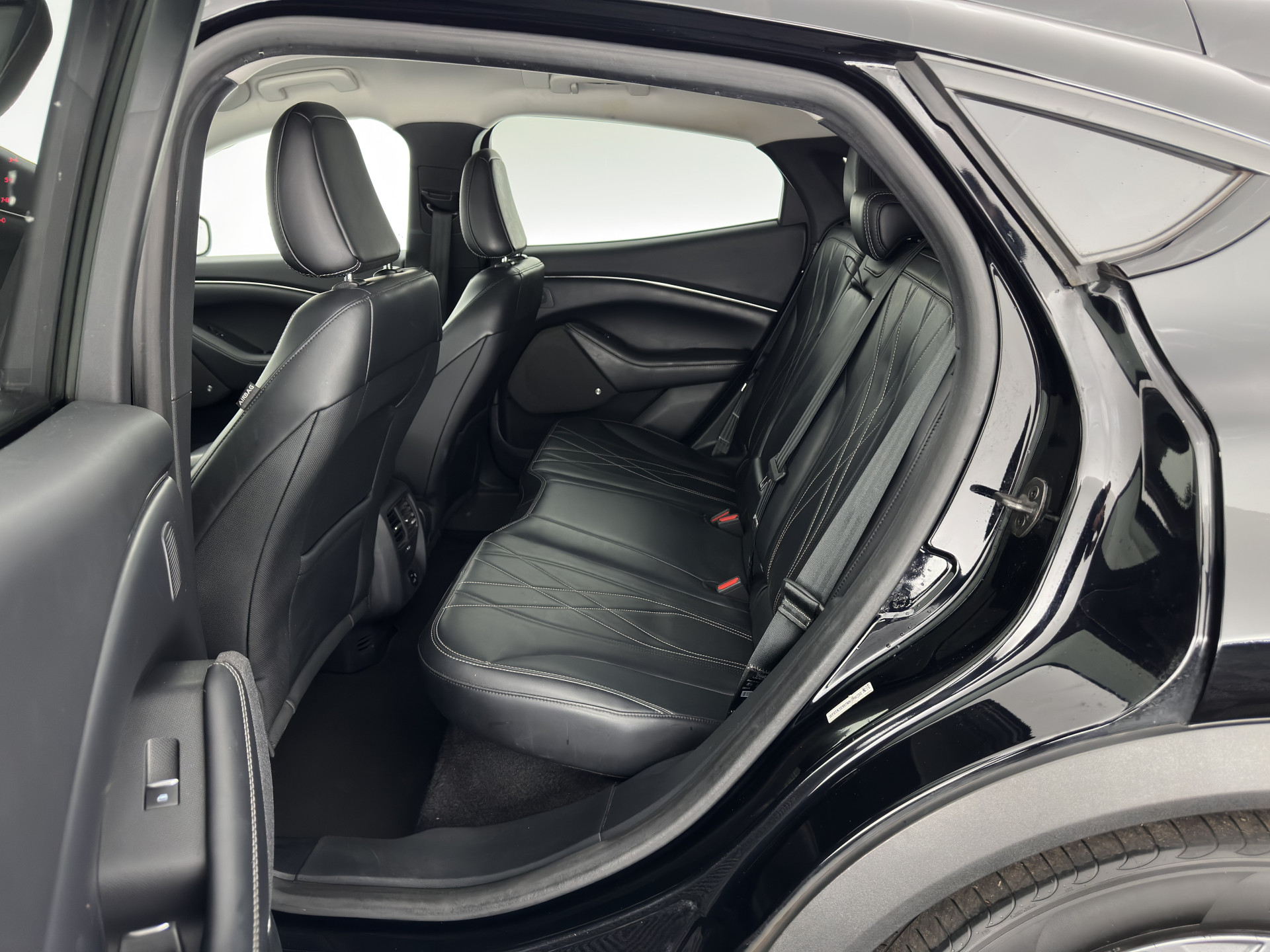 Ford Mustang Mach-E RWD 75 kWh (3-Fase) (INCL-BTW) Aut. *LEATHER | FULL-LED | DAB | DIGI-COCKPIT | KEYLESS | NAVI-FULLMAP | CARPLAY | HEATED-COMFORTSEATS | TOPVIEW | ADAPTIVE-CRUISE | PRIVACY-GLASS | 18'' ALU*