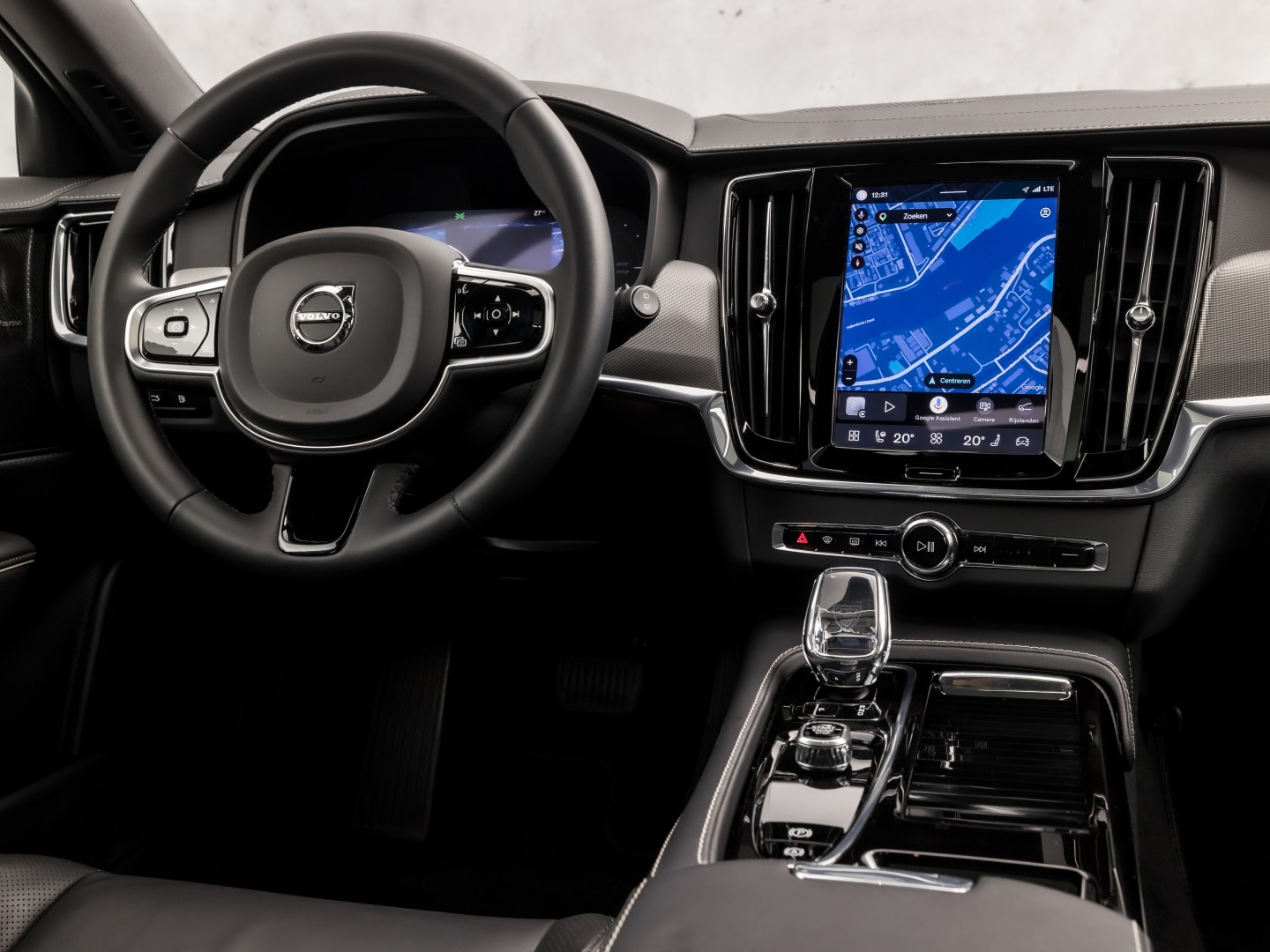 Volvo V90 2.0 T6 Plug-in hybrid AWD Ultimate Dark 350Pk Automaat (PANORAMADAK, HARMAN/KARDON, LUCHTVERING, MEMORY SEATS, 360 CAMERA, HEAD-UP DISPLAY, STUUR/STOELVERWARMING, ZWART HEMEL, NIEUWSTAAT)