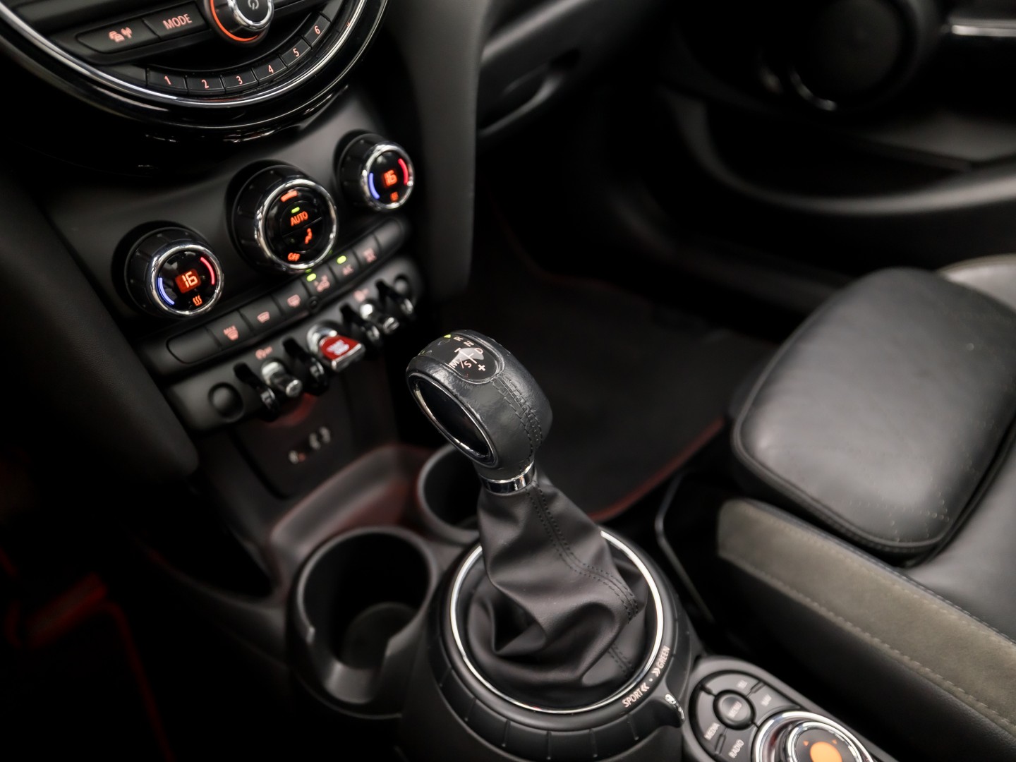 MINI 5-deurs 1.5 Cooper Chili Sport Automaat 136Pk (PANORAMADAK, 1e EIGENAAR, DEALER ONDERHOUDEN, 5 DEURS, NAVIGATIE, LEDER, SPORTSTOELEN, GETINT GLAS, PARKEERSENSOREN, NIEUWSTAAT)