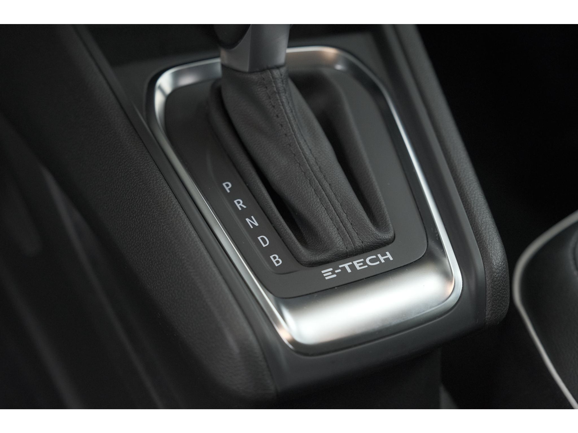 Renault Captur 1.6 E-Tech Hybrid 145 Intens | Trekhaak | Camera | Stoelverwarming | Navigatie