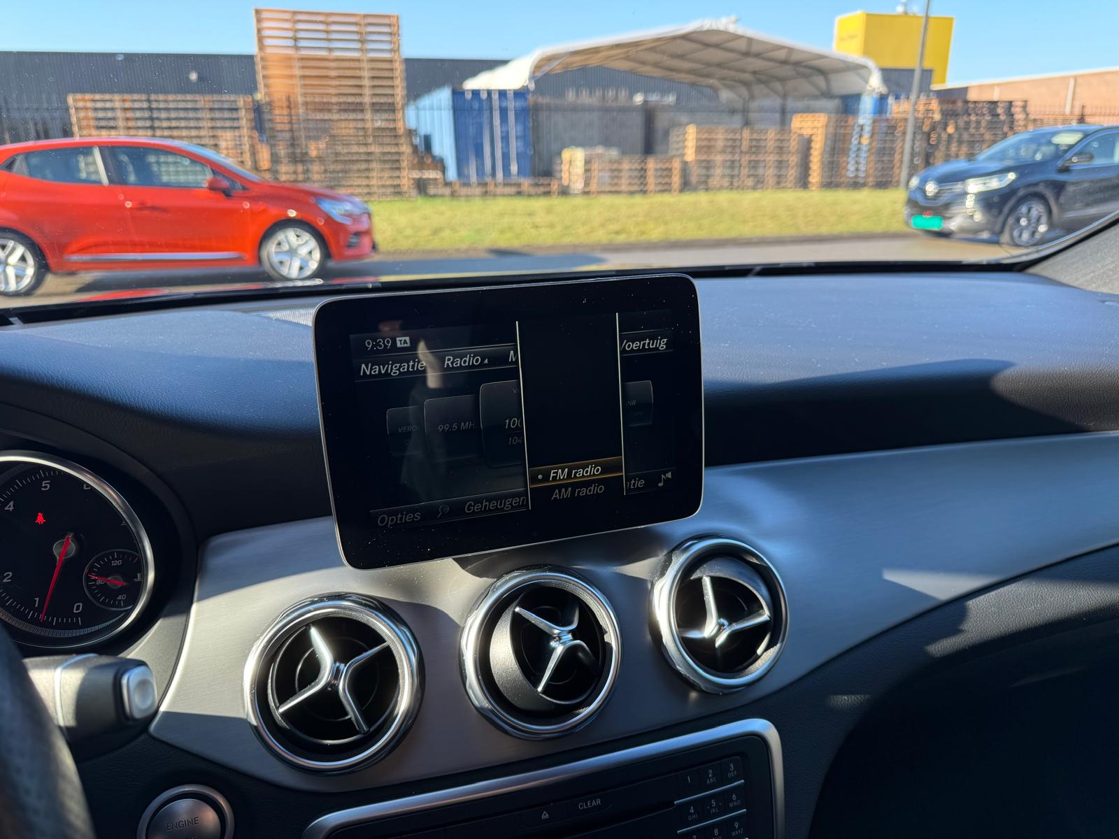 Mercedes-Benz GLA-klasse 180 Business Solution AMG | 2E EIGENAAR | 3/6/12MND GARANTIE | LED | CARPLAY | CRUISE | AUTOMAAT | STOELVERWARMING |