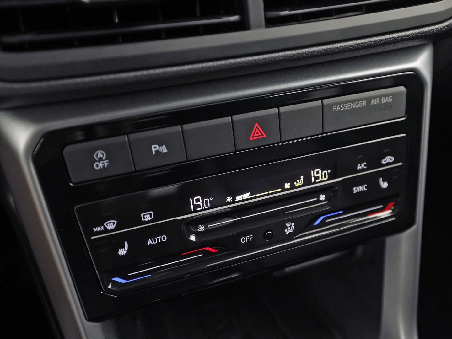 Volkswagen T-Cross 1.0 TSI Life Sport (APPLE CARPLAY, GROOT NAVI, CLIMATE, STOELVERWARMING, SPORTSTOELEN, GETINT GLAS, CRUISE, NIEUWSTAAT)