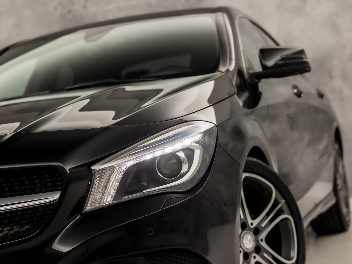 Mercedes-Benz CLA-Klasse 180 AMG Sport Automaat (GROOT NAVI, LEDER, ZWART HEMEL, STOELVERWARMING, SPORTSTOELEN, GETINT GLAS, CRUISE, NIEUWE APK, NIEUWSTAAT)
